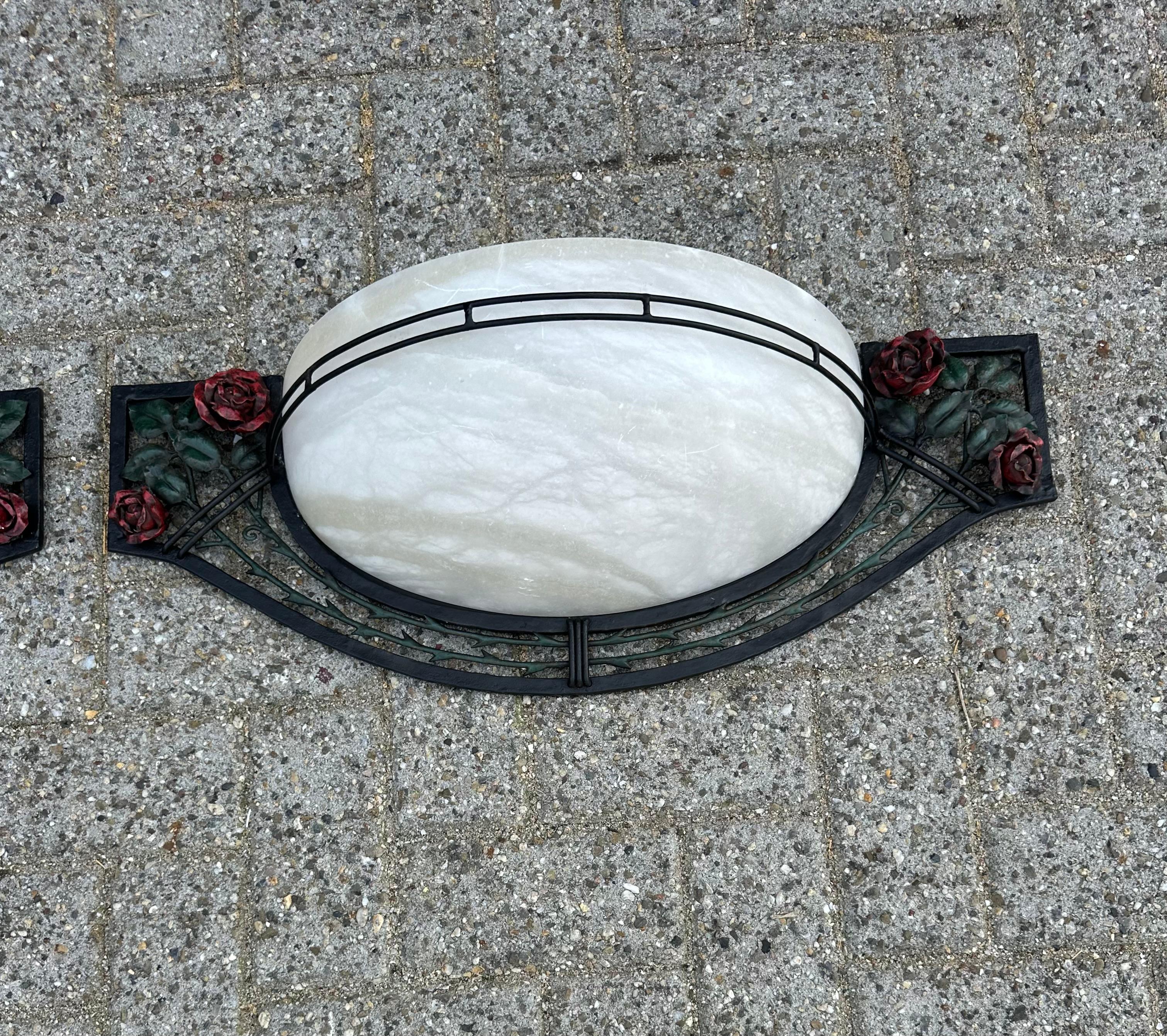 Großes Paar von Art Deco Stil Alabaster & Schmiedeeisen Wandleuchten w. Rote Rosen im Angebot 2