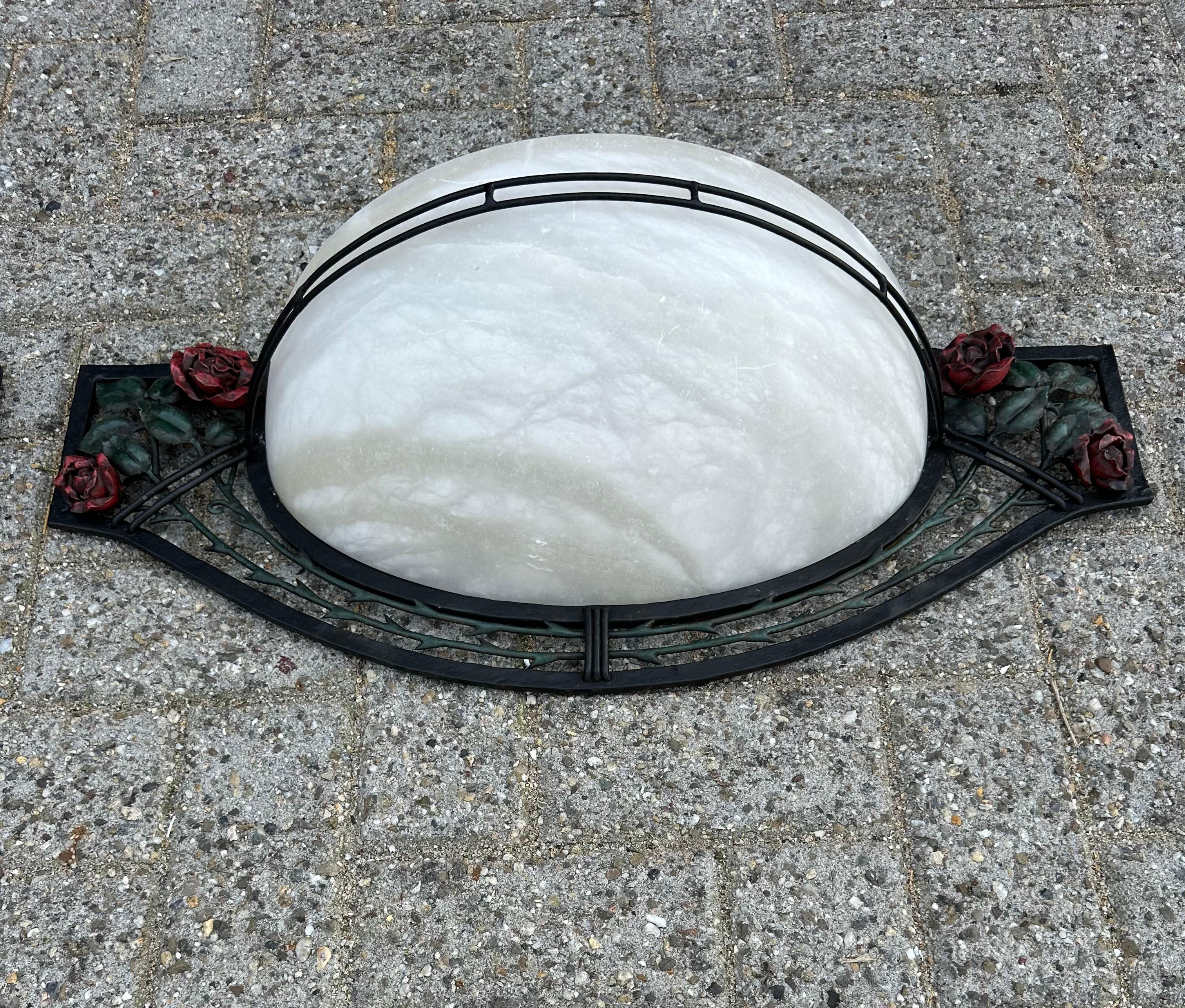 Großes Paar von Art Deco Stil Alabaster & Schmiedeeisen Wandleuchten w. Rote Rosen im Angebot 3