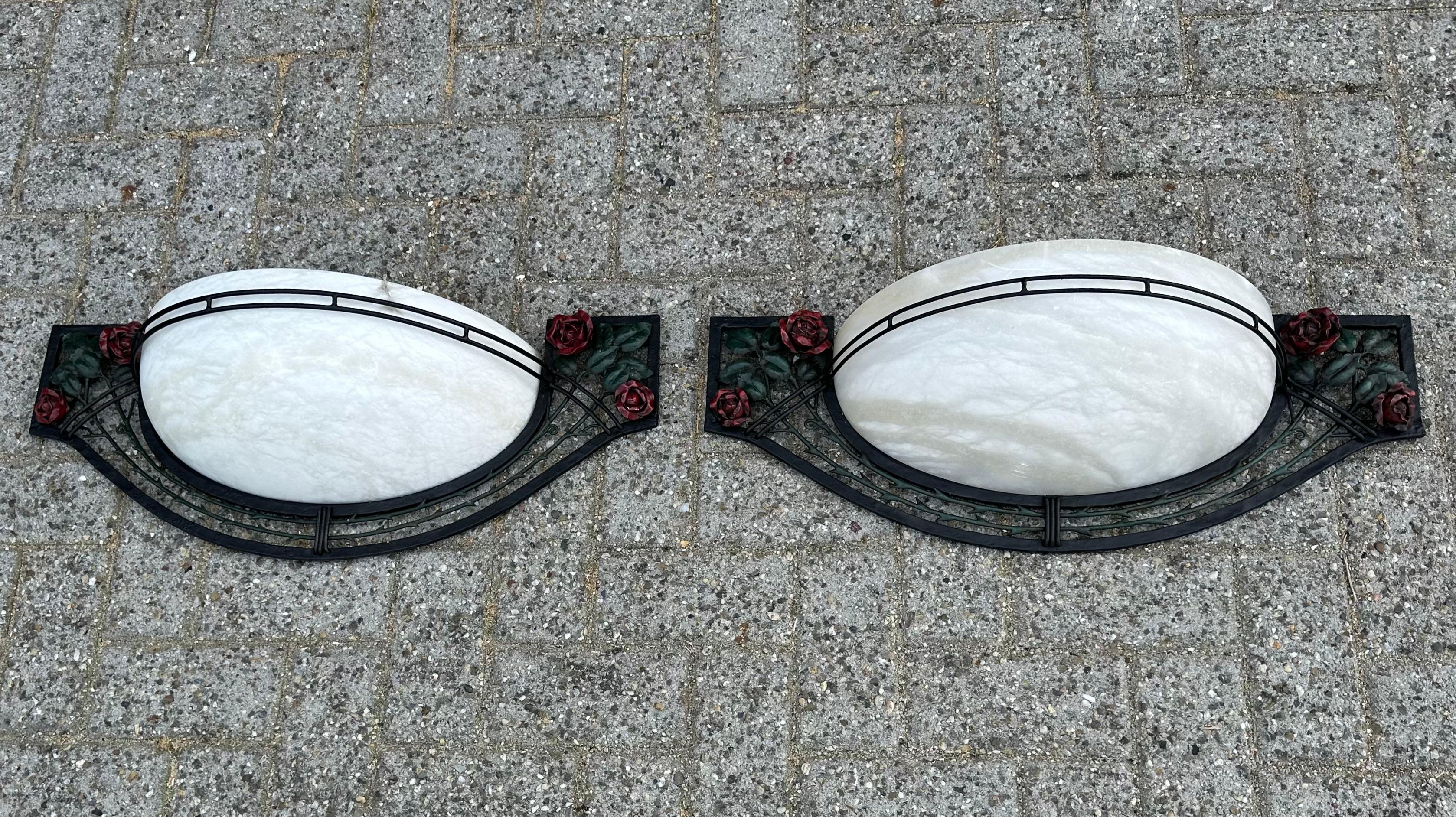 Großes Paar von Art Deco Stil Alabaster & Schmiedeeisen Wandleuchten w. Rote Rosen im Angebot 4