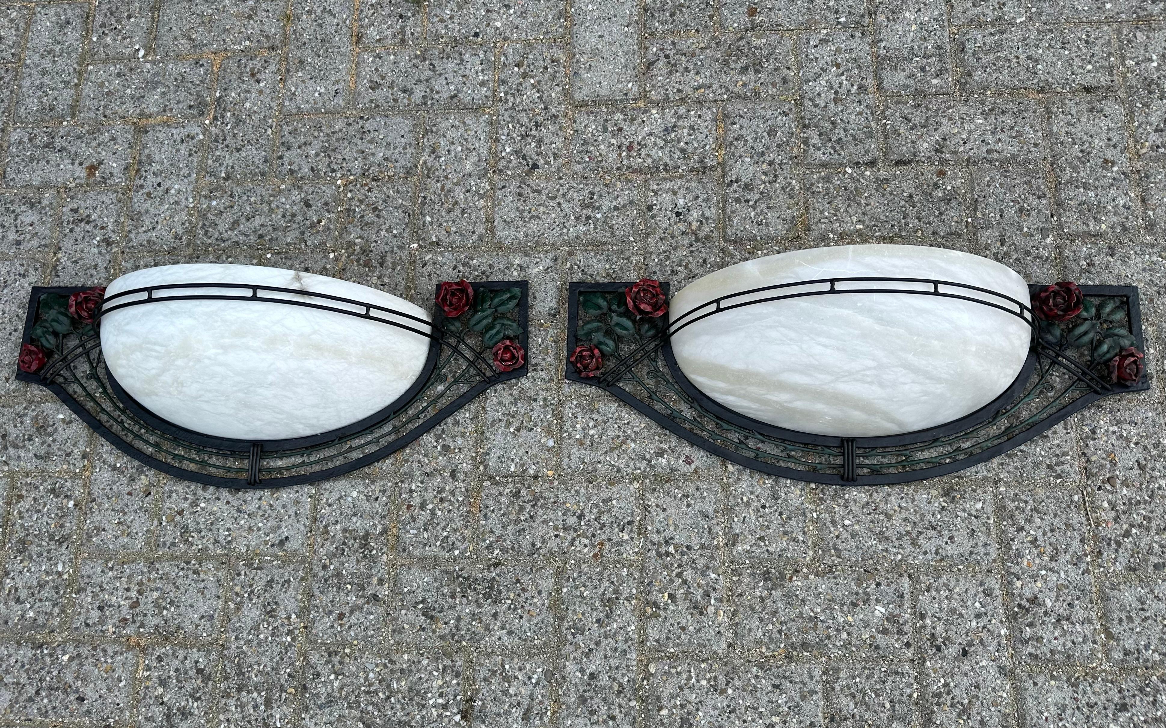Großes Paar von Art Deco Stil Alabaster & Schmiedeeisen Wandleuchten w. Rote Rosen im Angebot 5