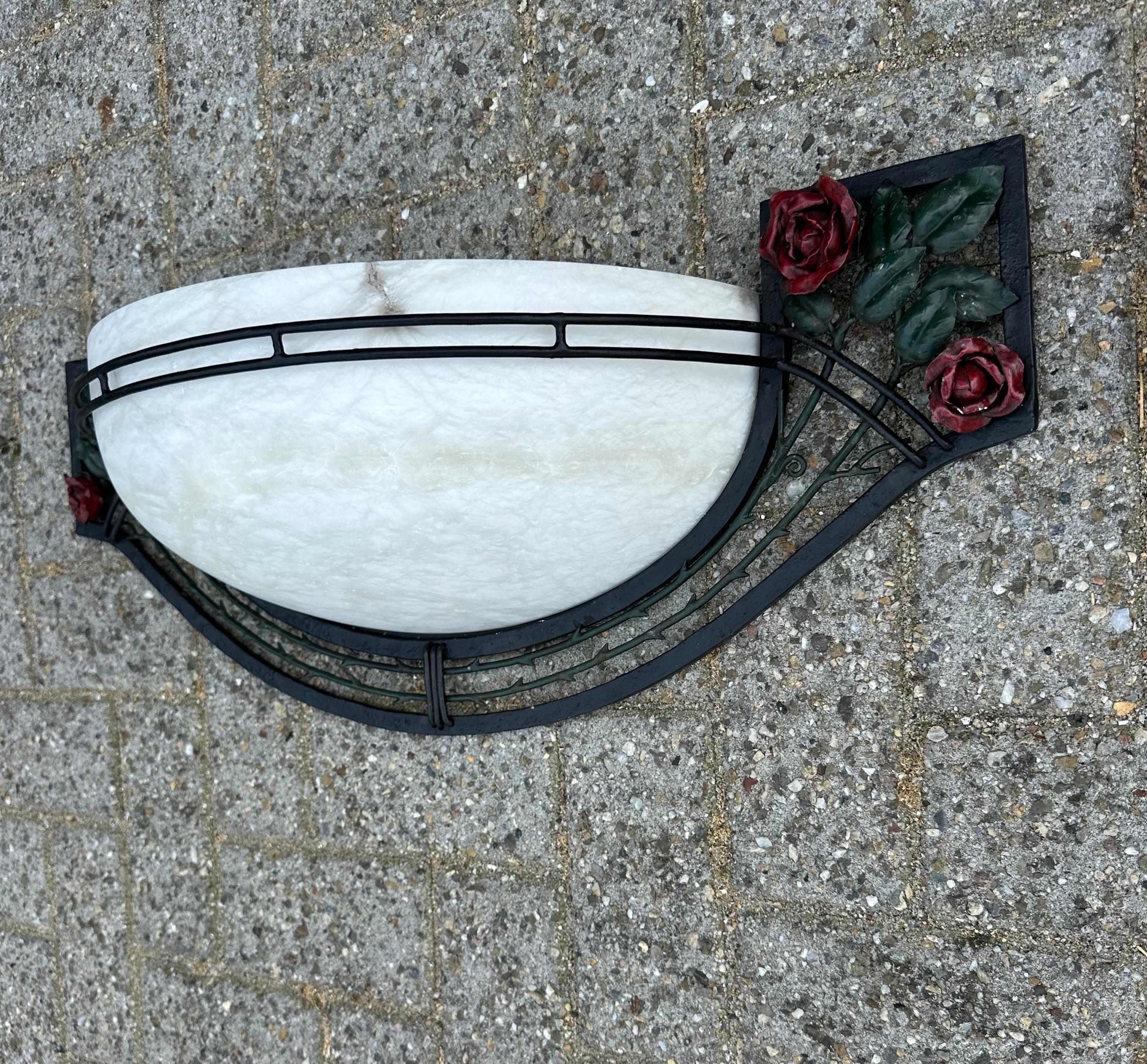 Großes Paar von Art Deco Stil Alabaster & Schmiedeeisen Wandleuchten w. Rote Rosen im Angebot 10