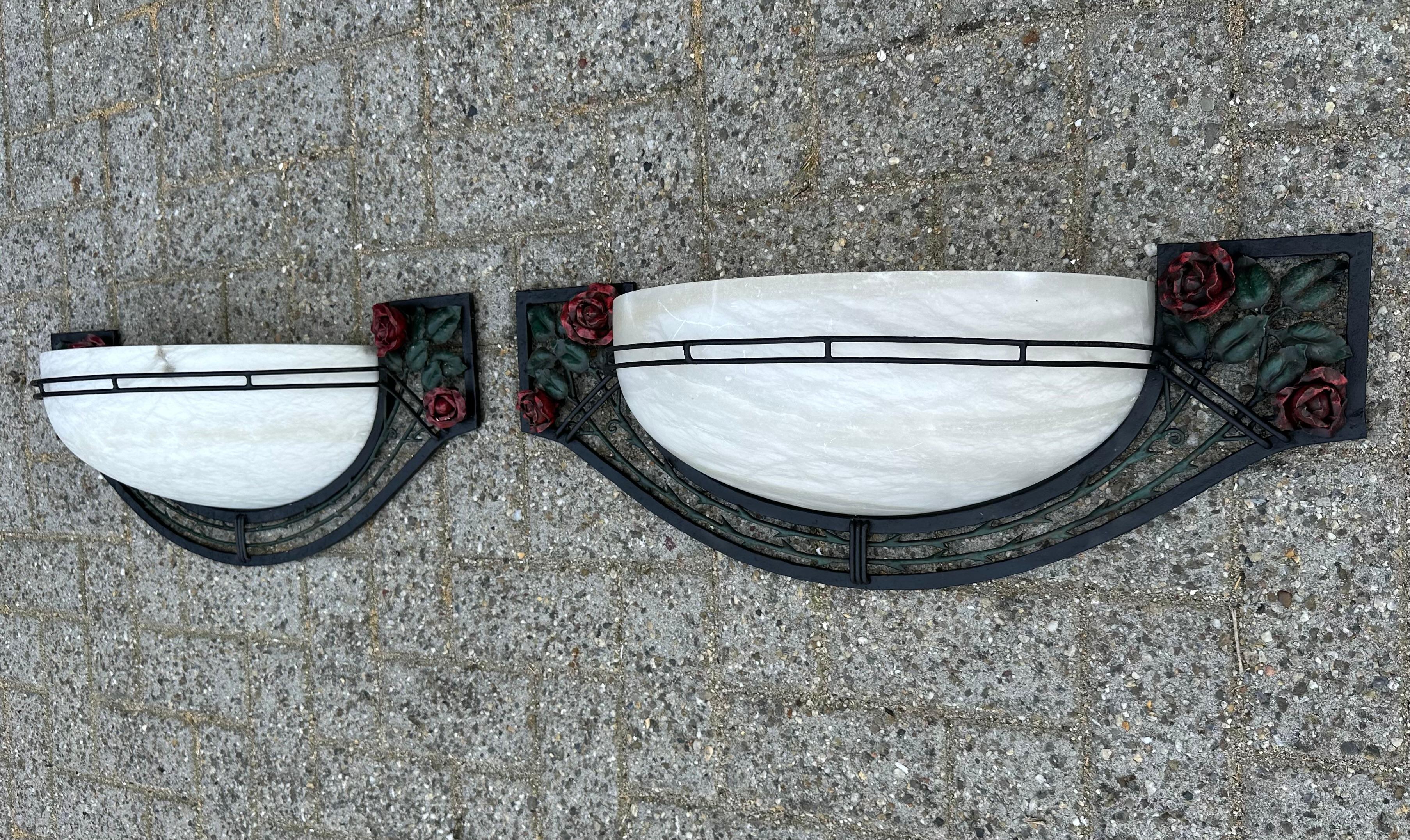 Großes Paar von Art Deco Stil Alabaster & Schmiedeeisen Wandleuchten w. Rote Rosen im Angebot 11