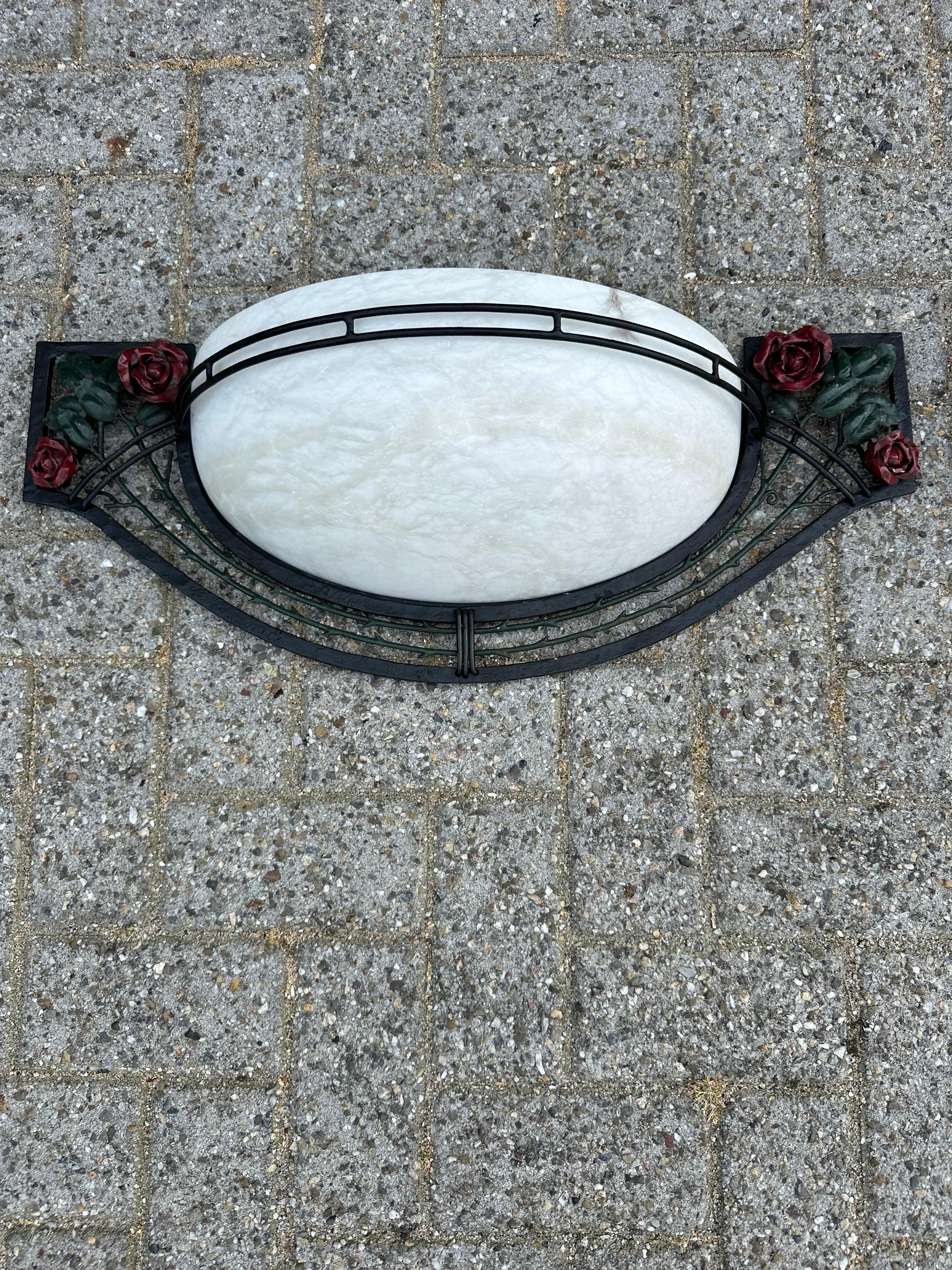 Großes Paar von Art Deco Stil Alabaster & Schmiedeeisen Wandleuchten w. Rote Rosen (Art déco) im Angebot