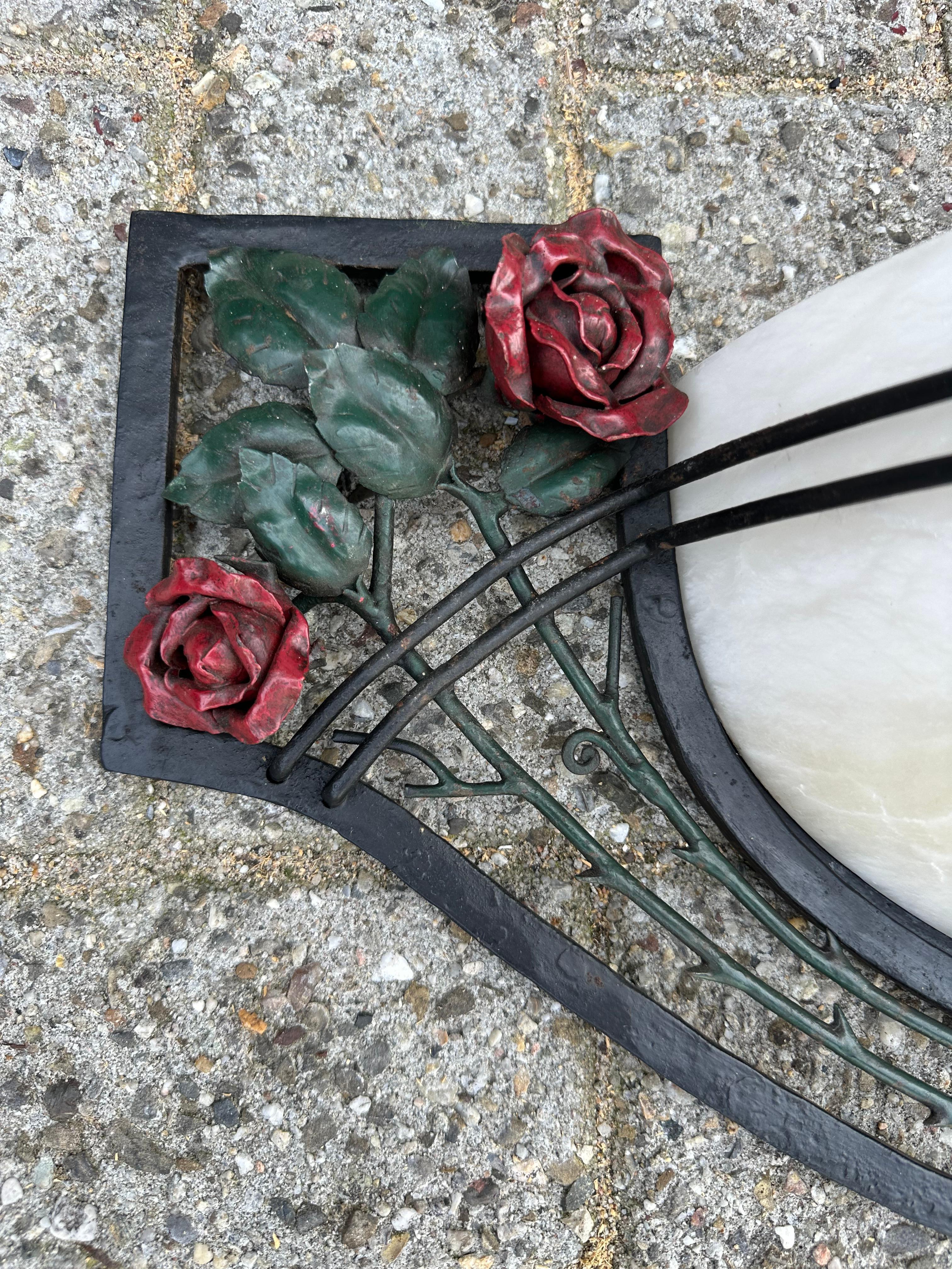 Großes Paar von Art Deco Stil Alabaster & Schmiedeeisen Wandleuchten w. Rote Rosen (Italienisch) im Angebot