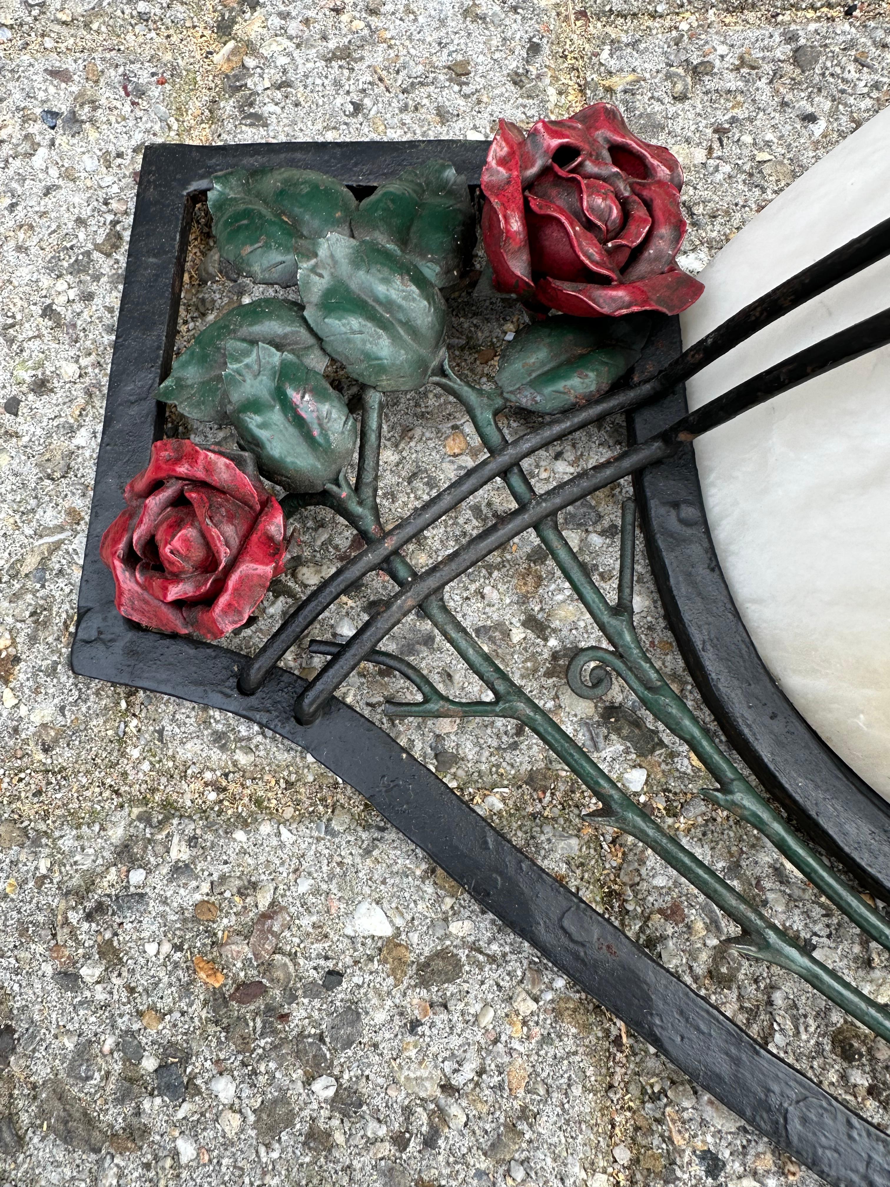 Großes Paar von Art Deco Stil Alabaster & Schmiedeeisen Wandleuchten w. Rote Rosen im Zustand „Hervorragend“ im Angebot in Lisse, NL