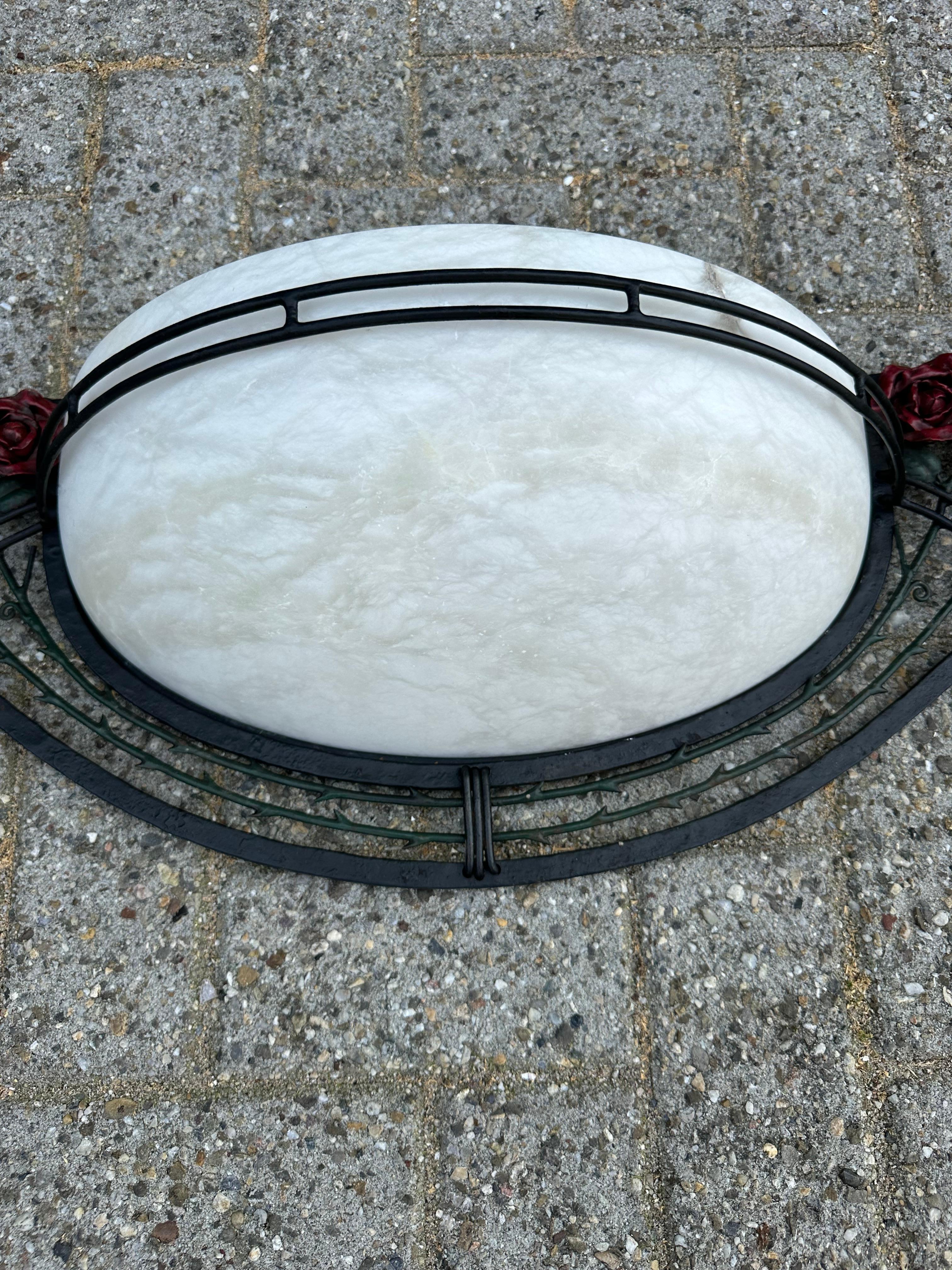 Großes Paar von Art Deco Stil Alabaster & Schmiedeeisen Wandleuchten w. Rote Rosen (20. Jahrhundert) im Angebot