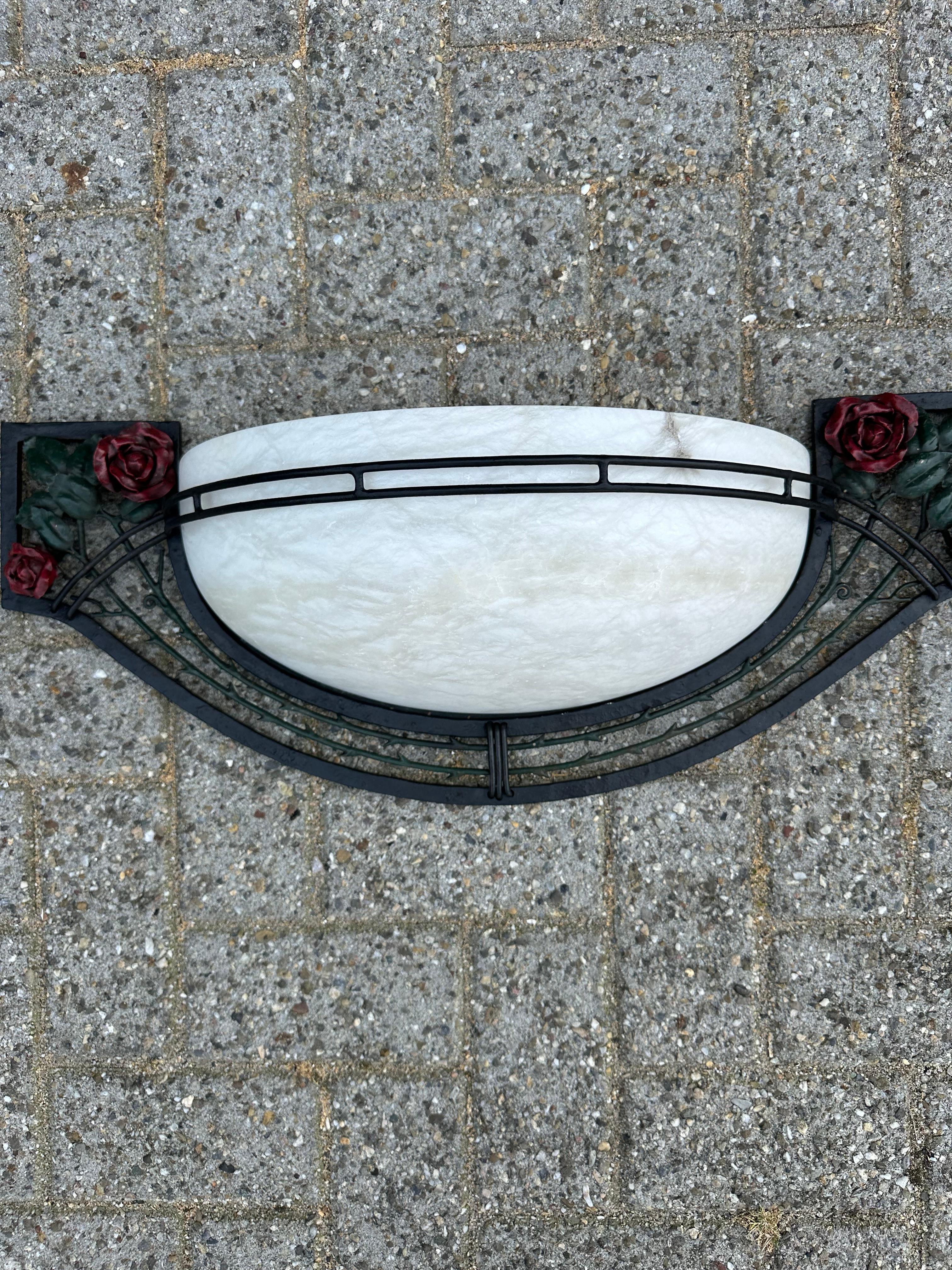 Großes Paar von Art Deco Stil Alabaster & Schmiedeeisen Wandleuchten w. Rote Rosen (Eisen) im Angebot
