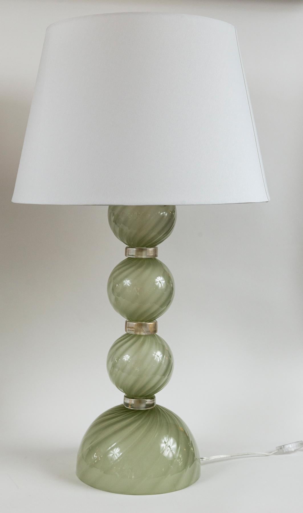 Hollywood Regency Grande paire de lampes en forme de tourbillon vert pâle soufflées par l'artisan, contemporaines en vente