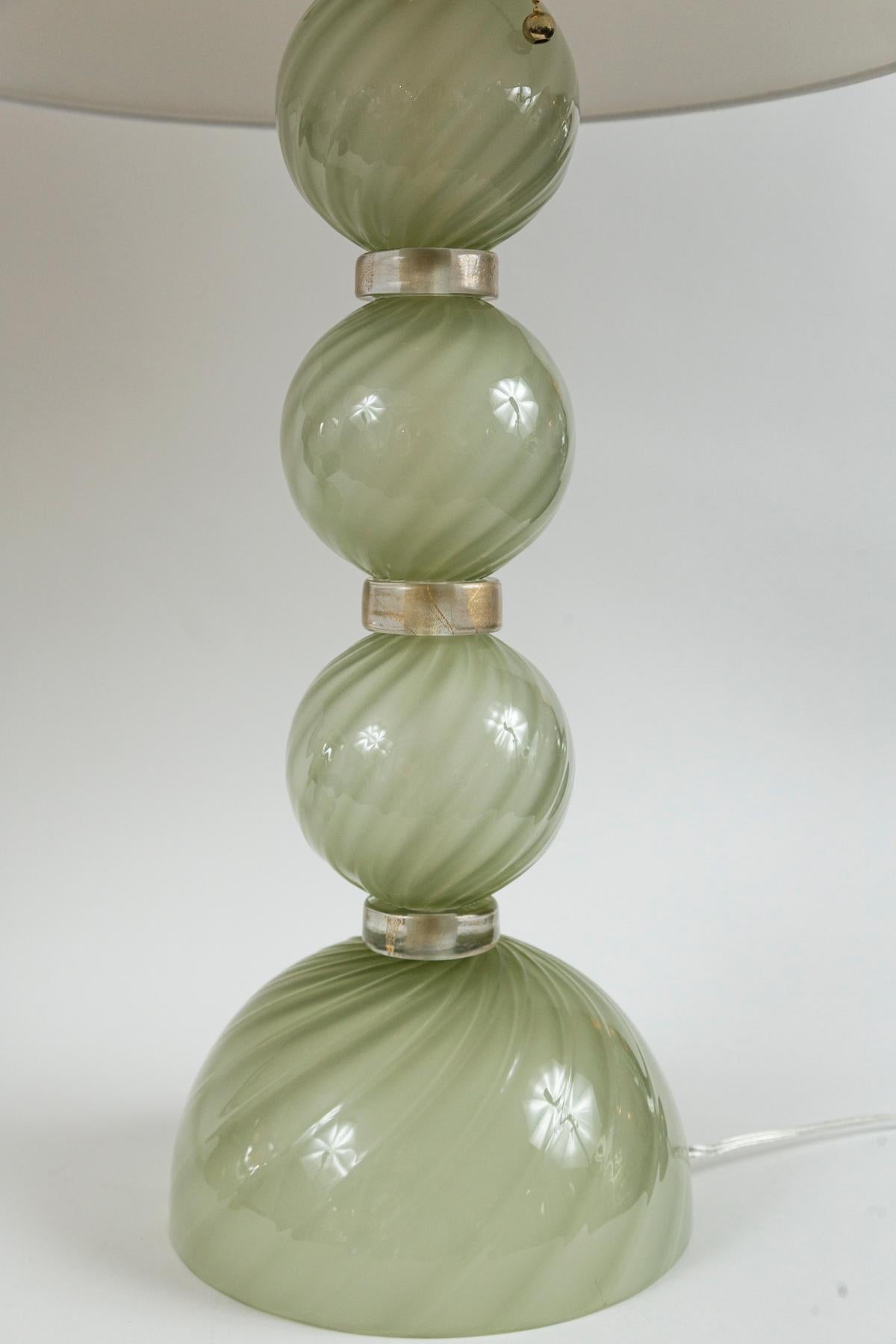 italien Grande paire de lampes en forme de tourbillon vert pâle soufflées par l'artisan, contemporaines en vente