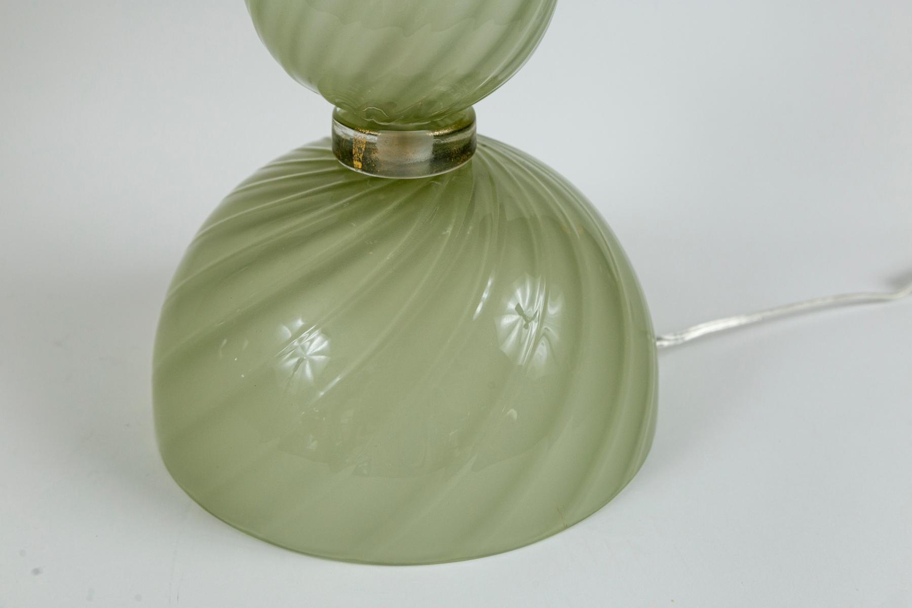 Grande paire de lampes en forme de tourbillon vert pâle soufflées par l'artisan, contemporaines Excellent état - En vente à Westport, CT