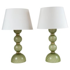 Grande paire de lampes en forme de tourbillon vert pâle soufflées par l'artisan, contemporaines