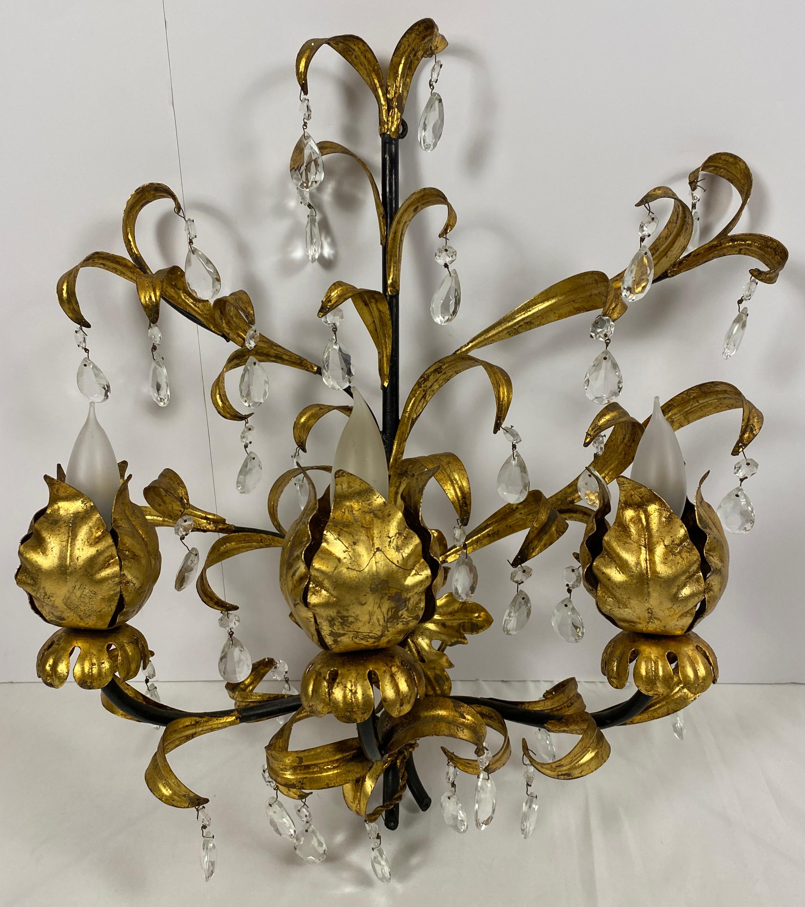 Grande coppia di lampade da parete floreali in metallo dorato in stile Bagues con cristallo di rocca in vendita 1