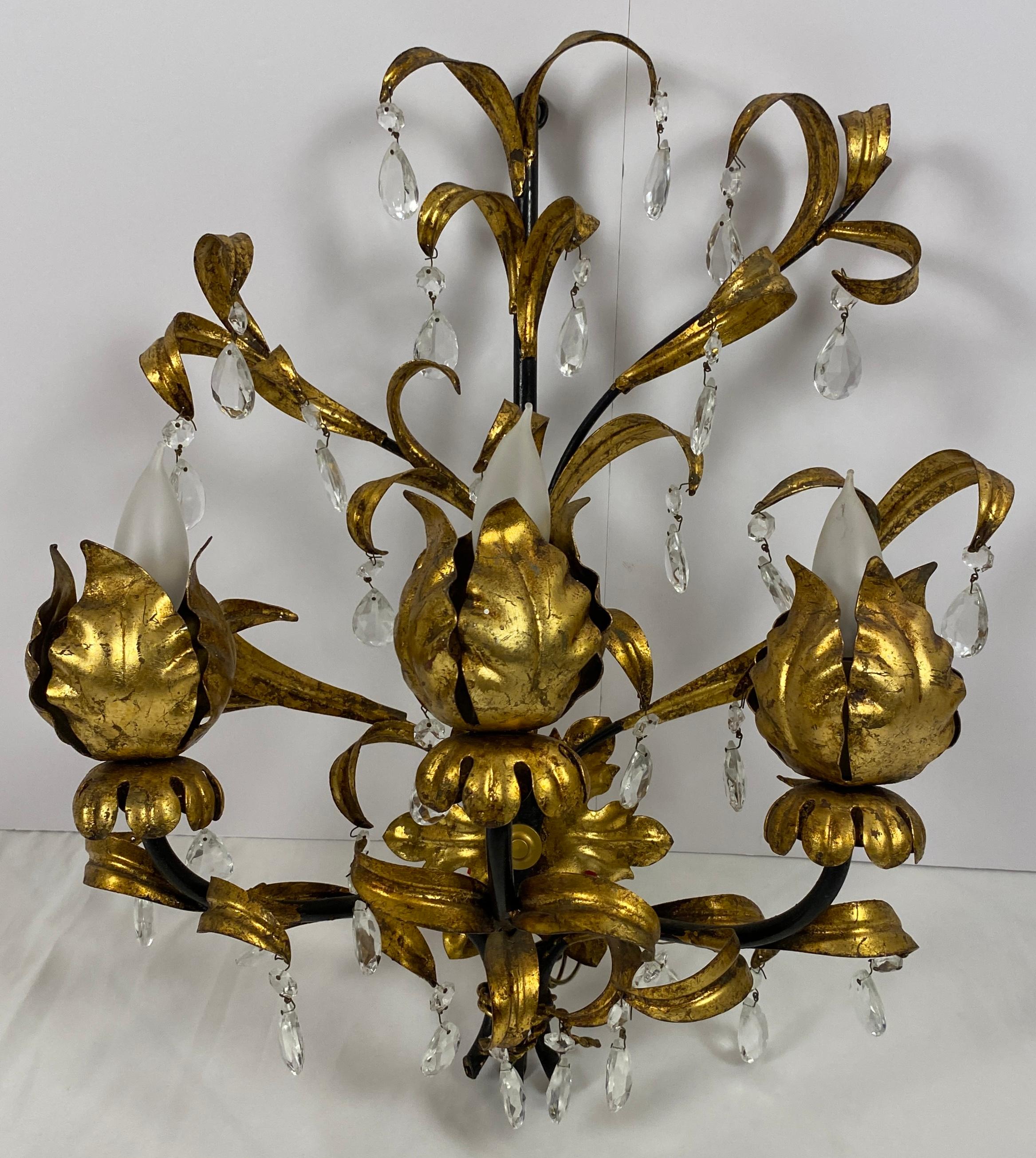 Eleganza di una grande coppia di lampade da parete floreali in metallo dorato in stile Bagues con cristallo di rocca 

Queste splendide e rare lampade da parete, risalenti agli anni '60, sono francesi. Applique floreali e in metallo dorato forgiato
