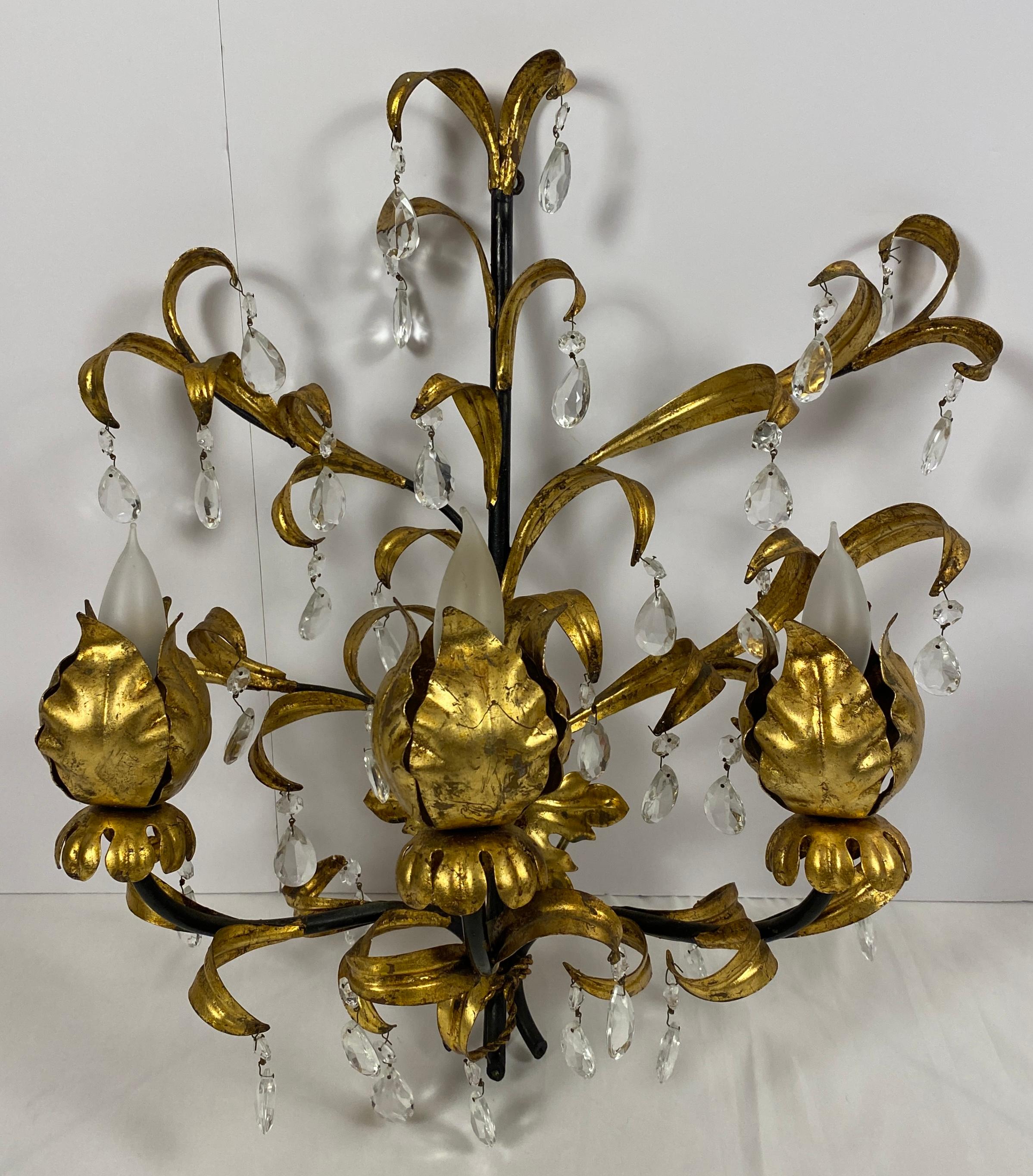 Mid-Century moderno Grande coppia di lampade da parete floreali in metallo dorato in stile Bagues con cristallo di rocca in vendita