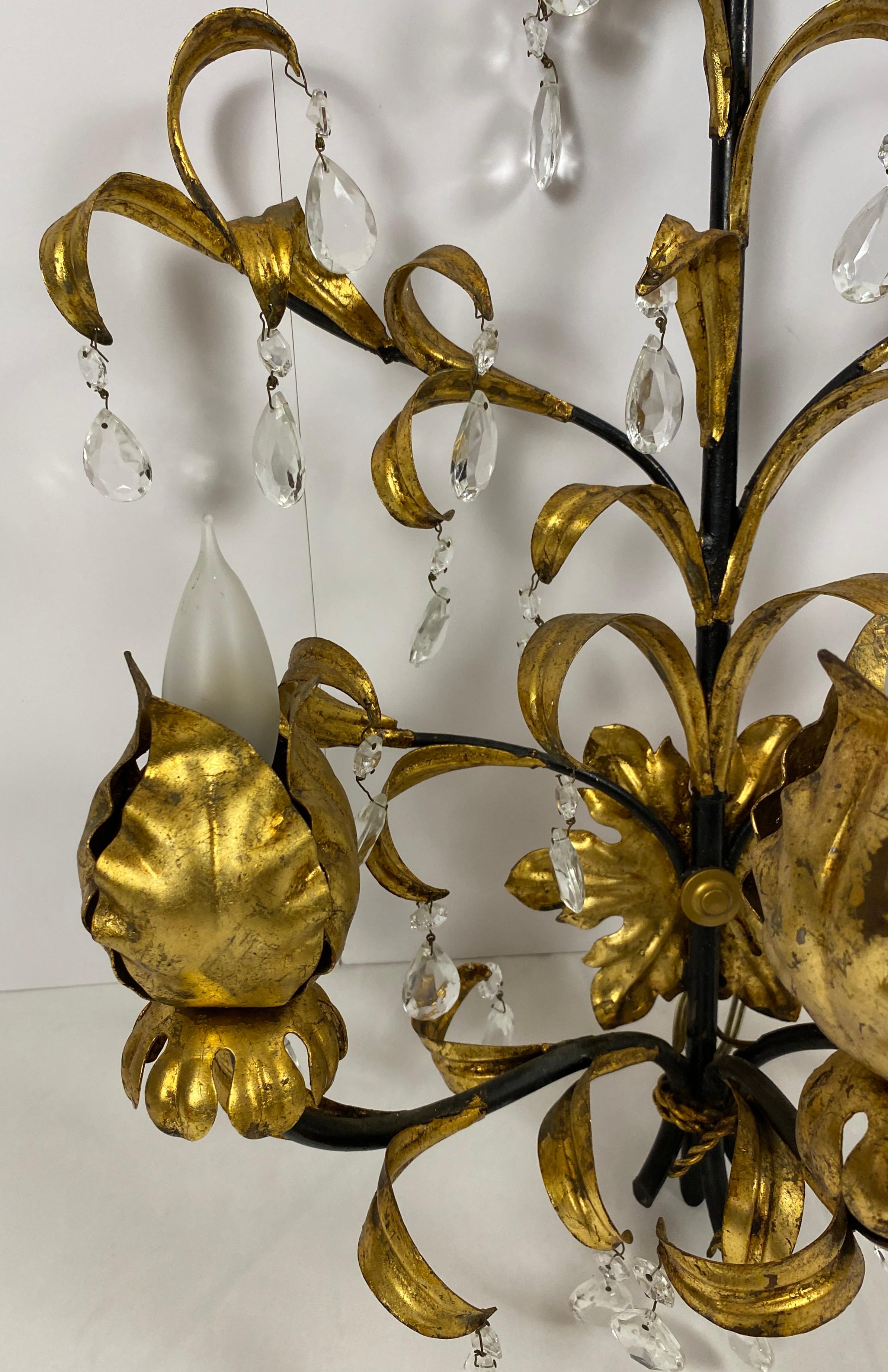 Grande coppia di lampade da parete floreali in metallo dorato in stile Bagues con cristallo di rocca In condizioni buone in vendita a Miami, FL