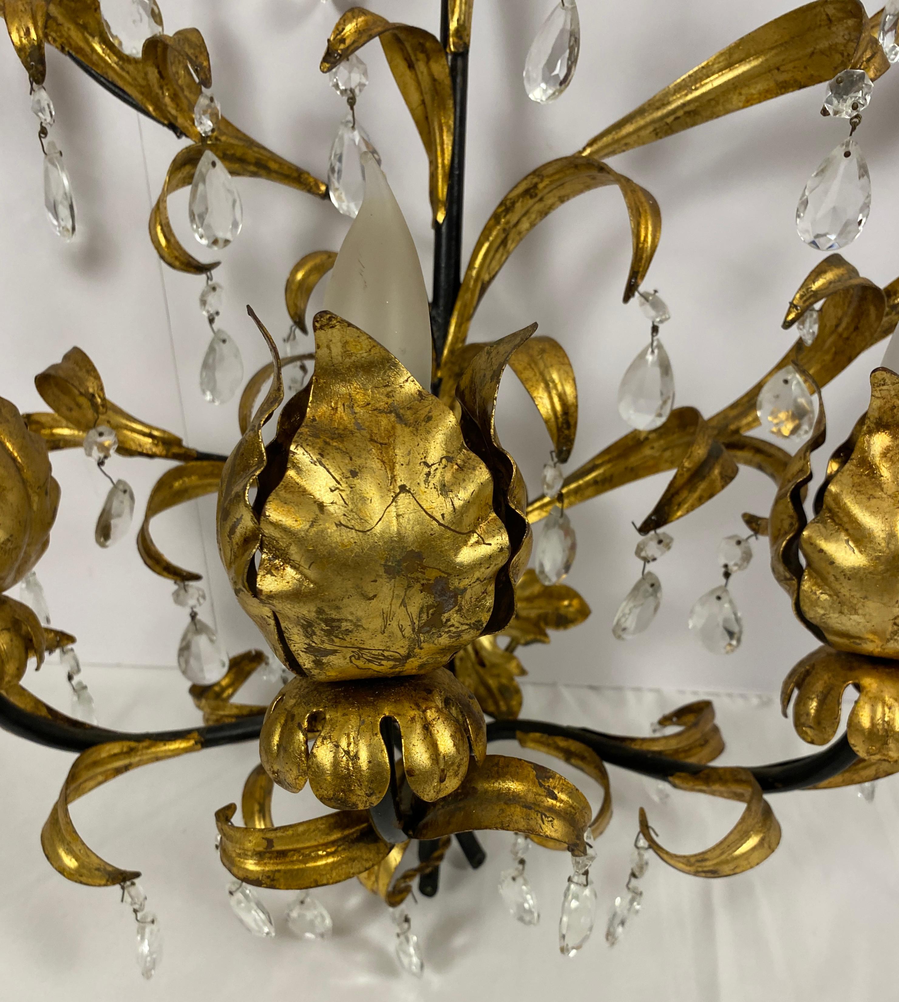 XX secolo Grande coppia di lampade da parete floreali in metallo dorato in stile Bagues con cristallo di rocca in vendita