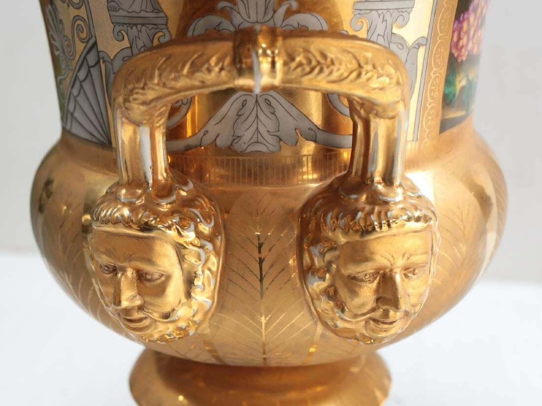  Grande paire d'urnes à double poignée en porcelaine de Berlin KPM Porcelain Form Campana Bon état - En vente à Gardena, CA