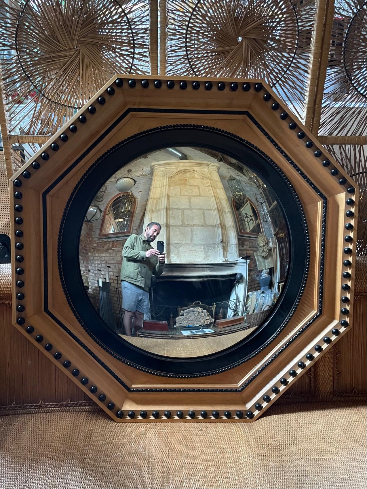 Sculpté Paire de grands miroirs convexes à cadre hexagonal et encadrés sur mesure dans un style Biedermeier en vente