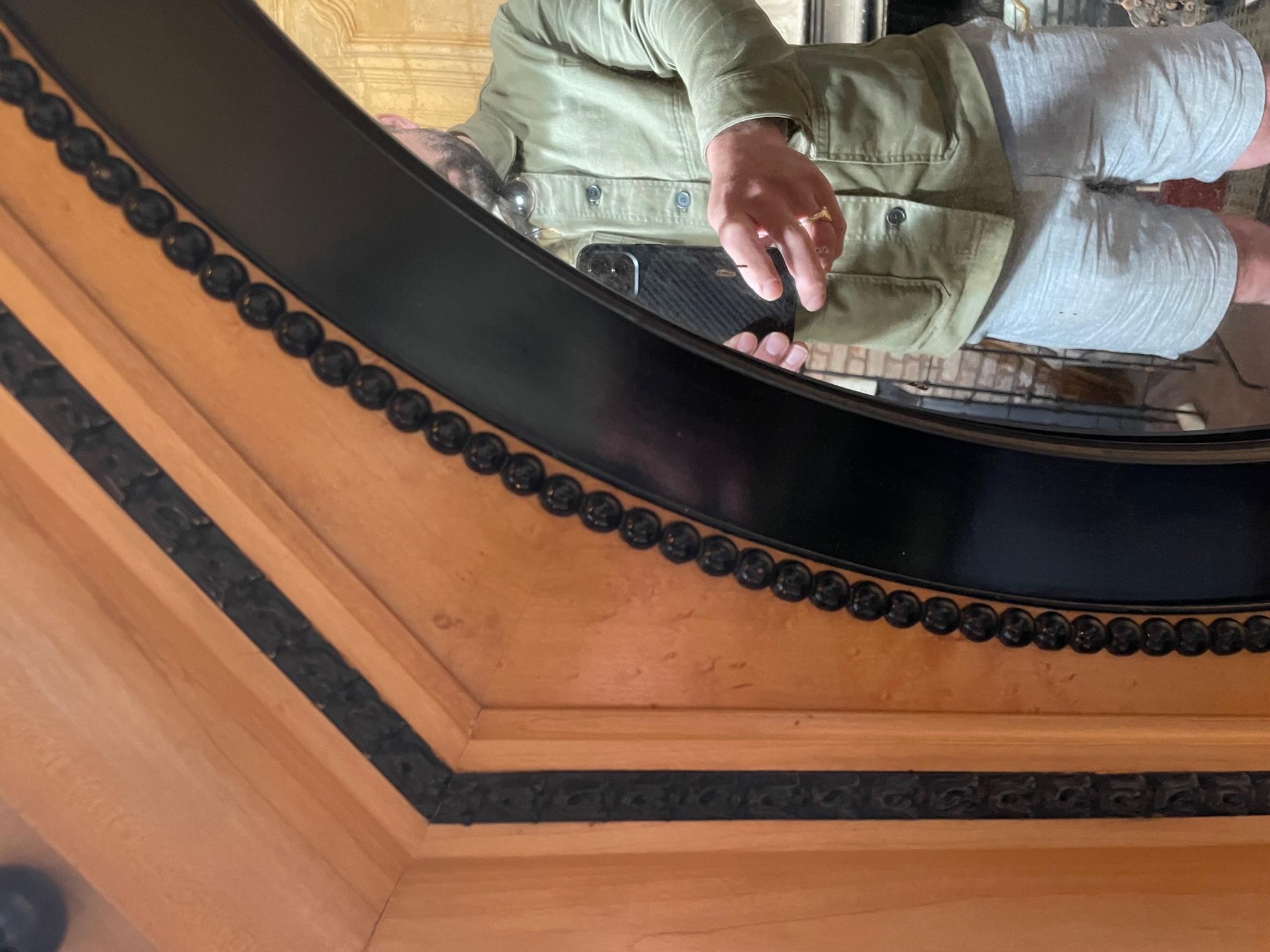 Großes Paar maßgeschneiderter sechseckiger, gerahmter, konvexer Spiegel im Biedermeier-Stil im Zustand „Gut“ im Angebot in Bagshot, GB