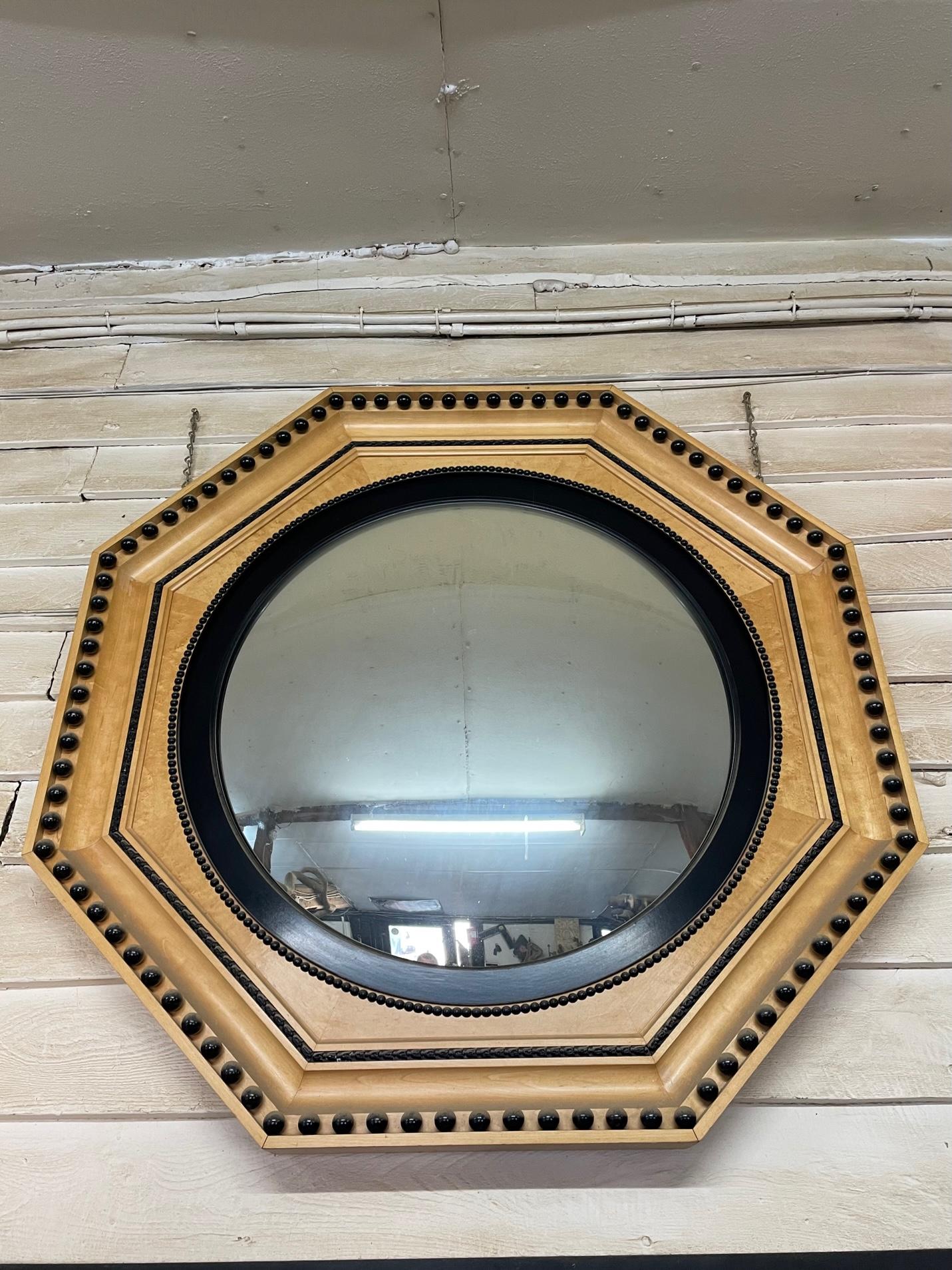 Paire de grands miroirs convexes à cadre hexagonal et encadrés sur mesure dans un style Biedermeier en vente 1