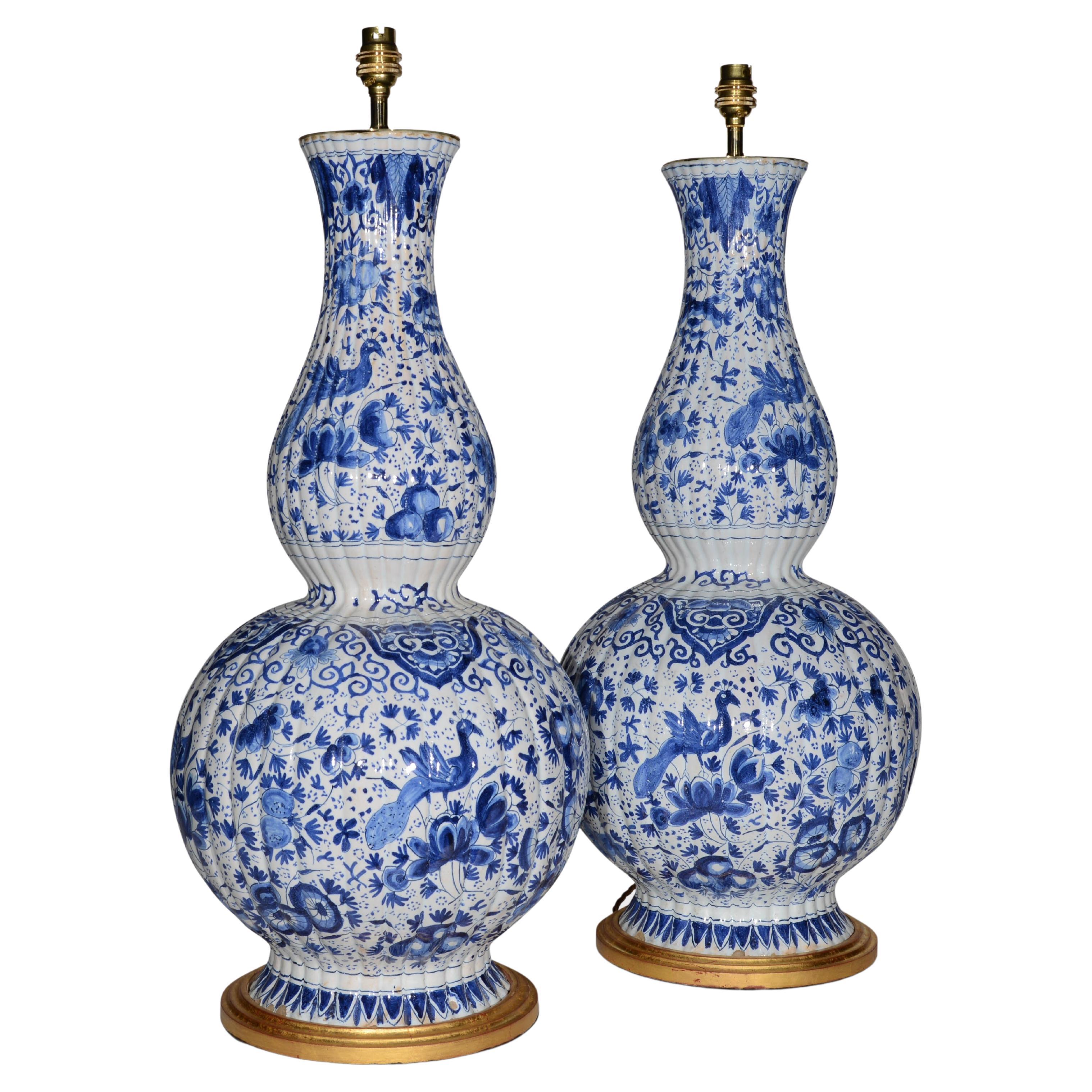 Grande paire de lampes de table à double gourde de Delft bleues et blanches du 19ème siècle
