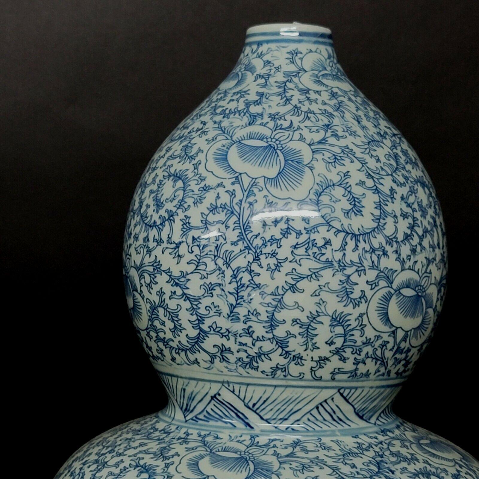 Qing Large Pair of Blue and White Chinese Double Gourd Vases For Sale