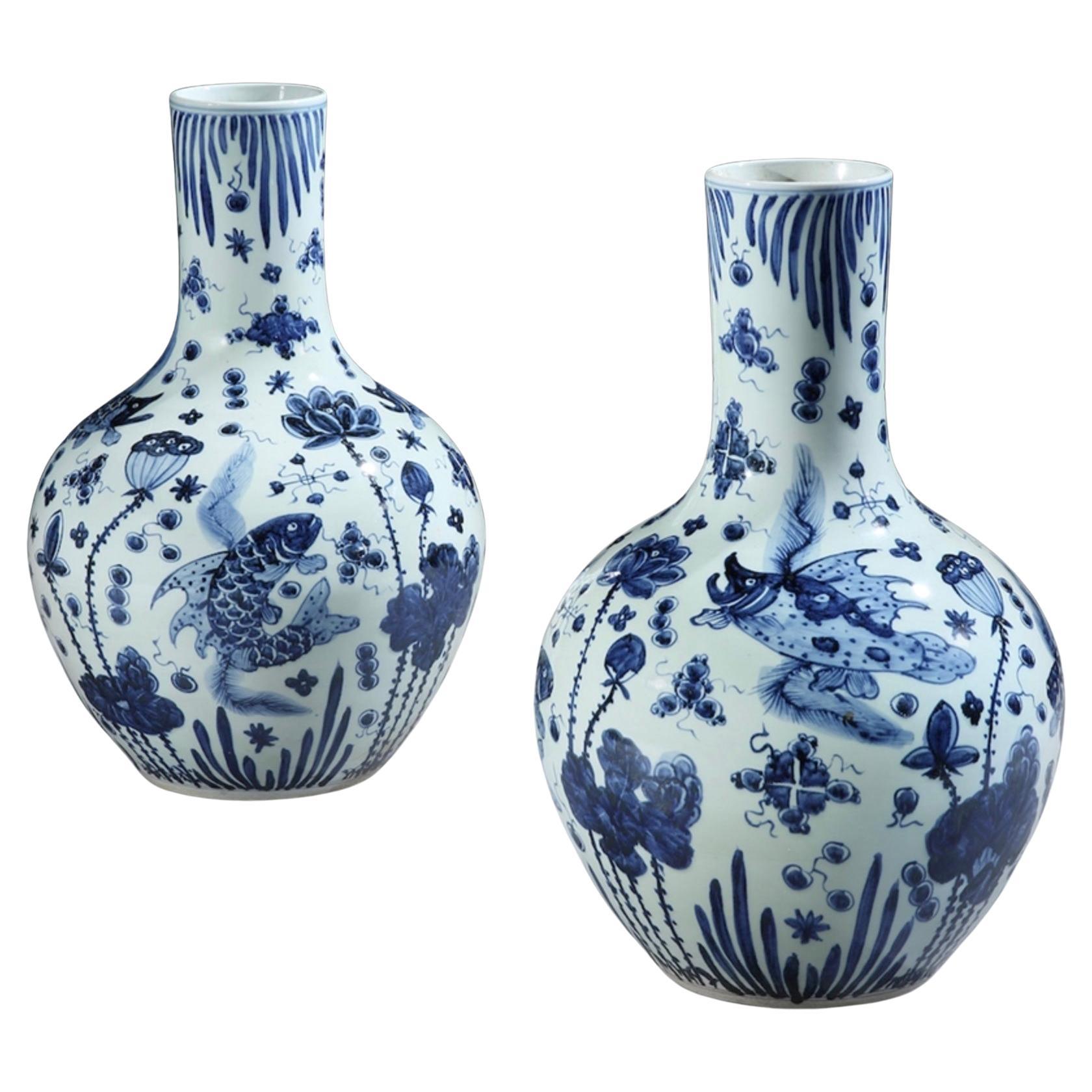 Pair of Large Chinese Blue and White Vases For Sale at 1stDibs