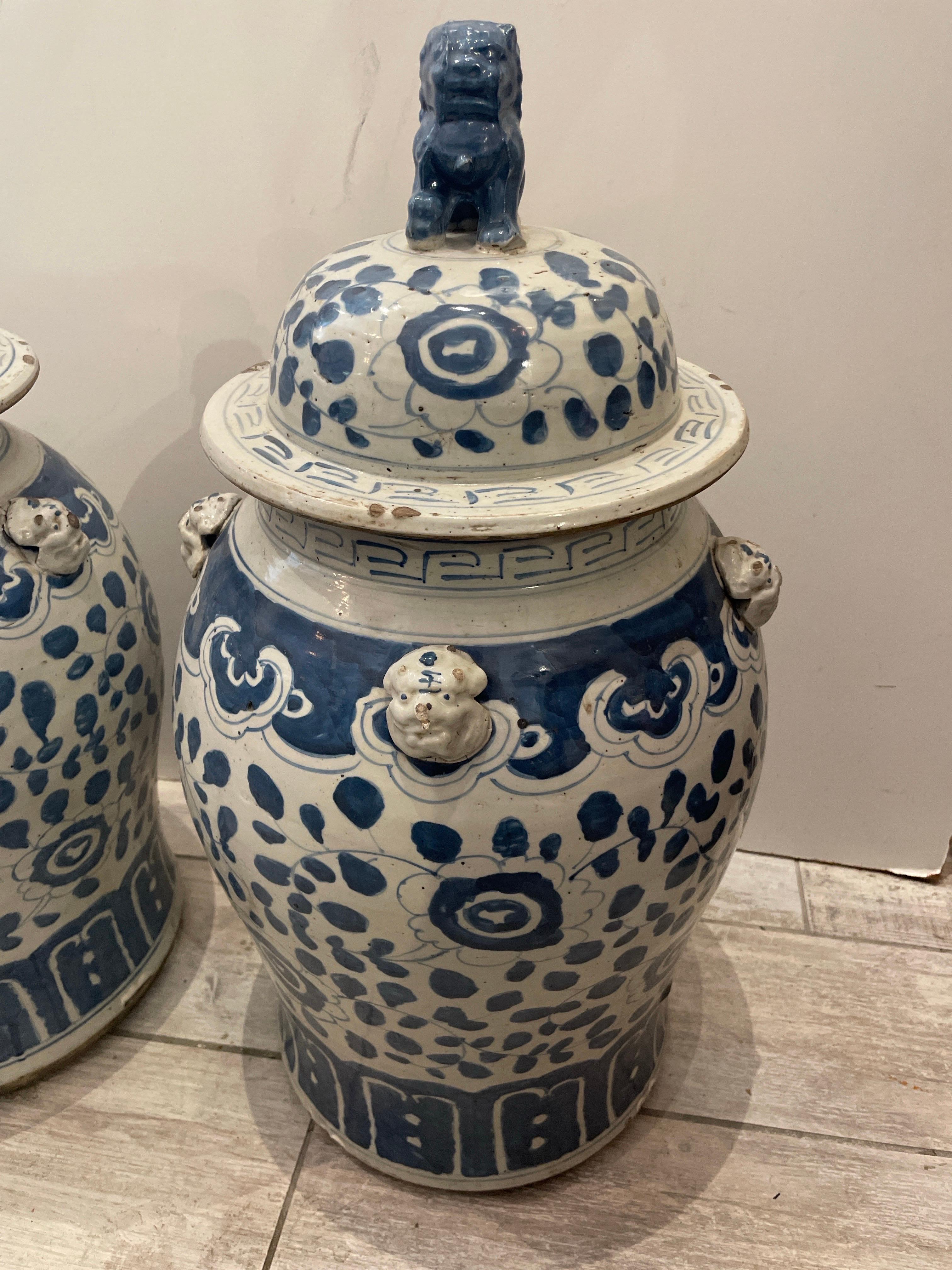 Großes Paar blau-weißer Ingwergefäße mit Foo Dog-Deckeln, Foo Dog im Angebot 4