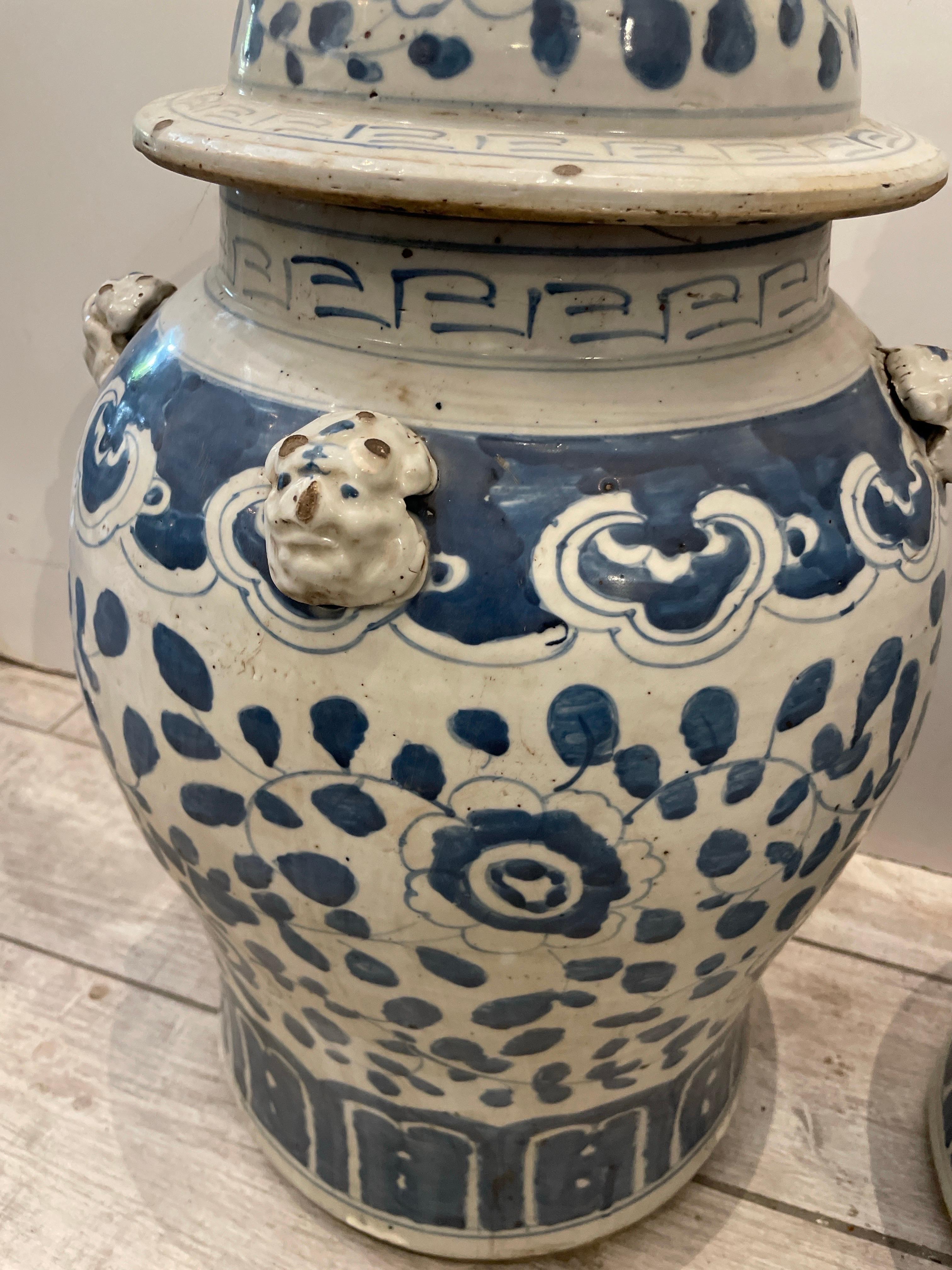 Großes Paar blau-weißer Ingwergefäße mit Foo Dog-Deckeln, Foo Dog (Chinesisch) im Angebot