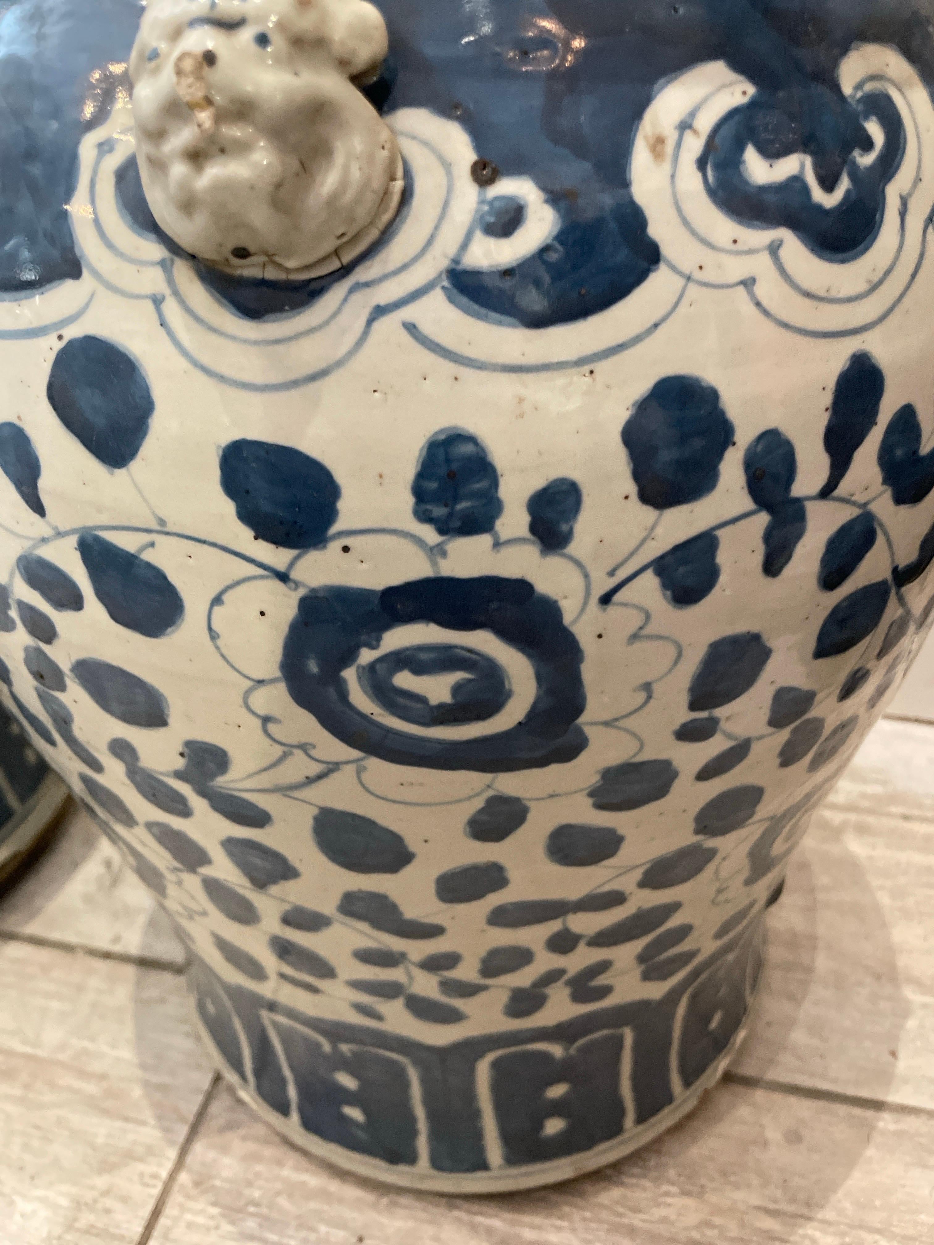 Großes Paar blau-weißer Ingwergefäße mit Foo Dog-Deckeln, Foo Dog im Zustand „Gut“ im Angebot in West Palm Beach, FL