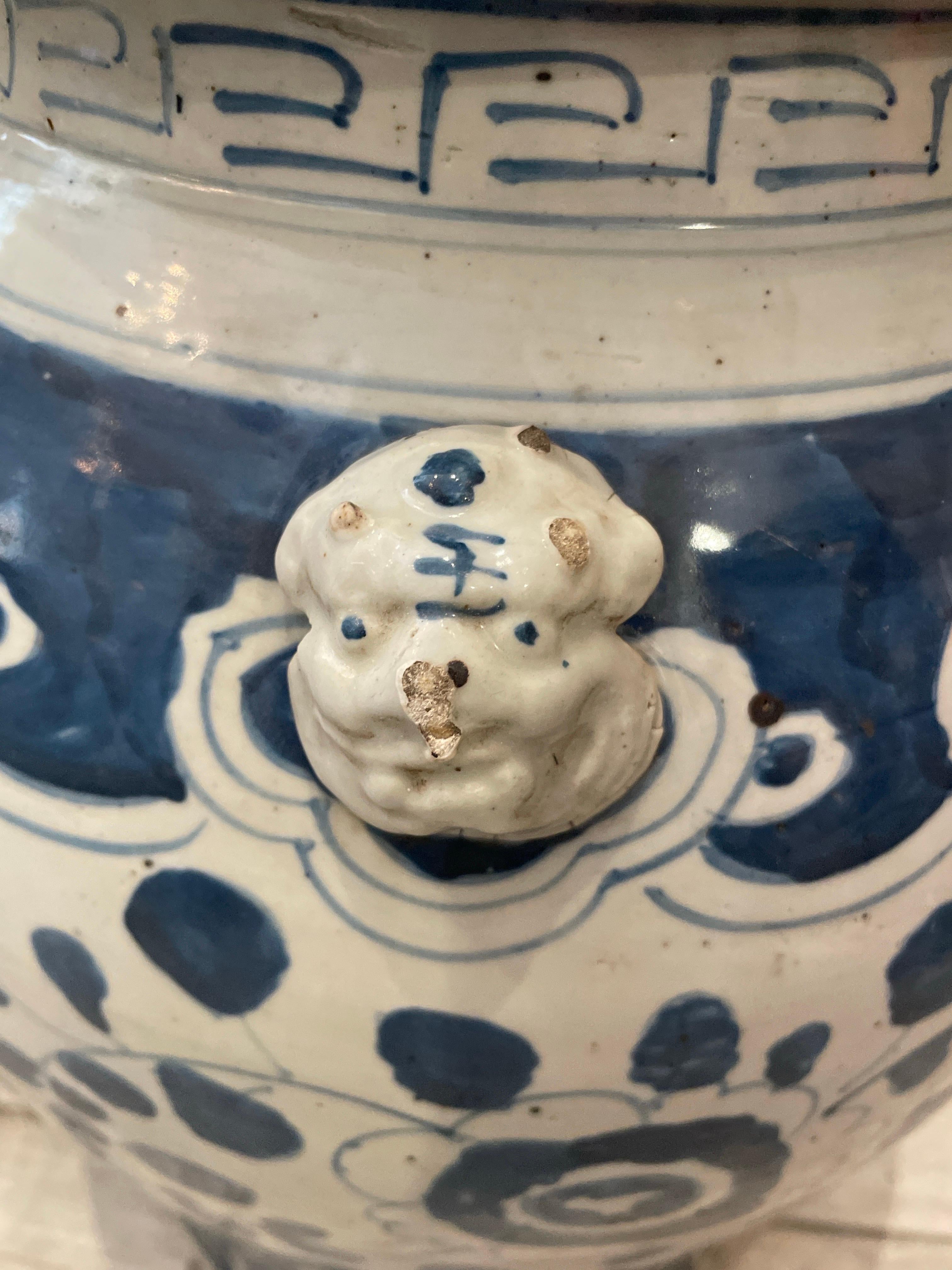 Großes Paar blau-weißer Ingwergefäße mit Foo Dog-Deckeln, Foo Dog (20. Jahrhundert) im Angebot