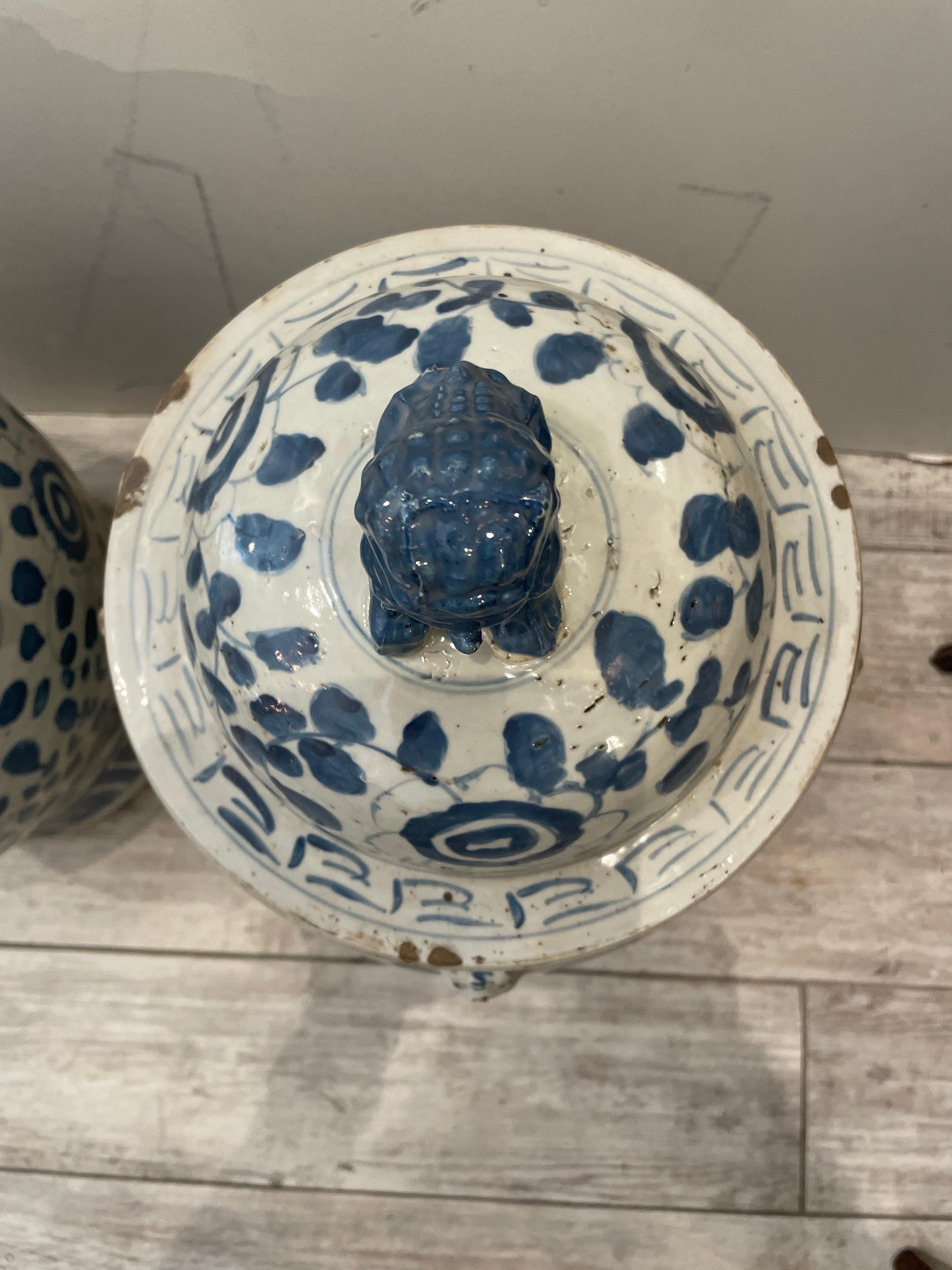 Großes Paar blau-weißer Ingwergefäße mit Foo Dog-Deckeln, Foo Dog (Porzellan) im Angebot