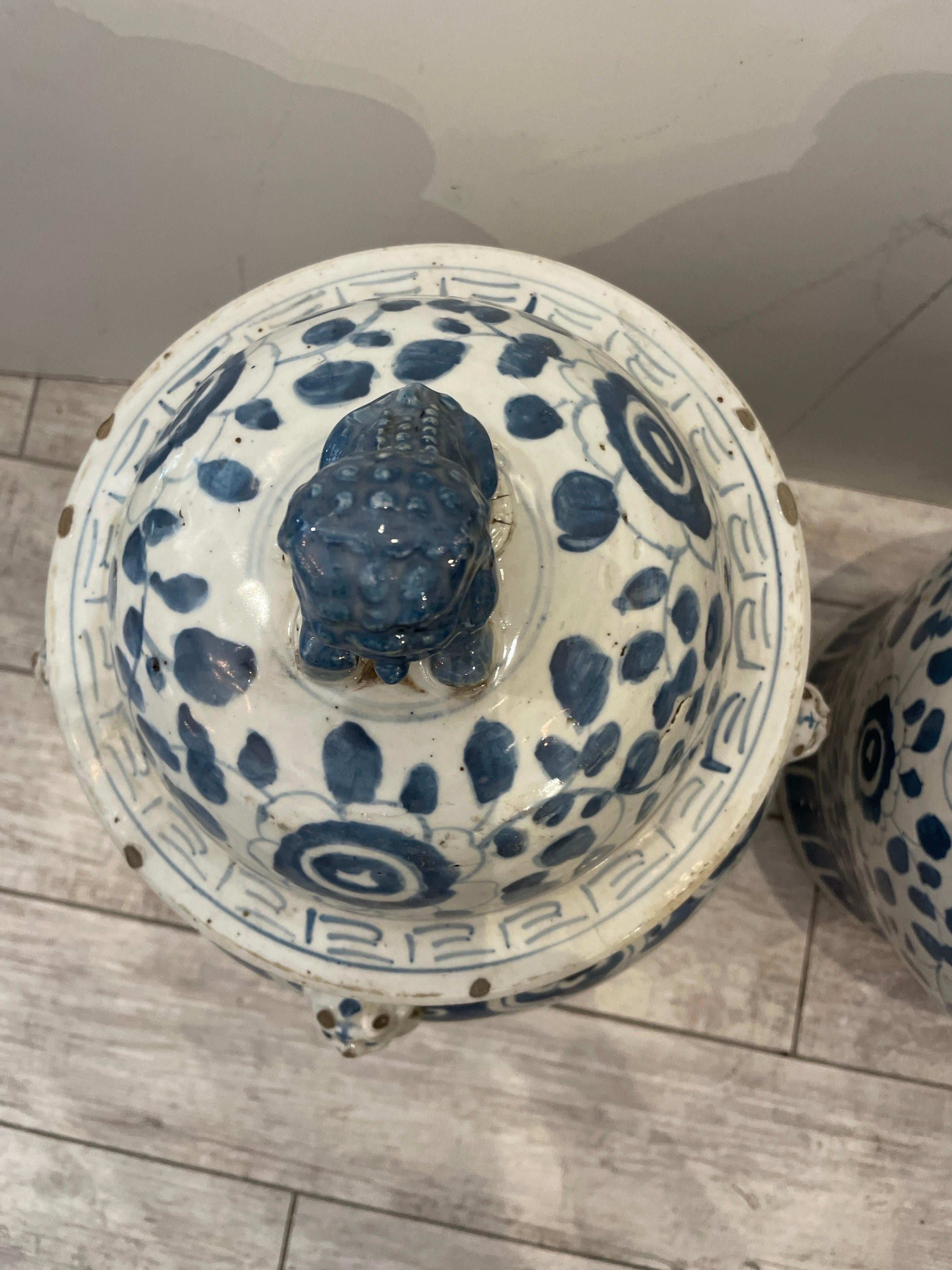 Großes Paar blau-weißer Ingwergefäße mit Foo Dog-Deckeln, Foo Dog im Angebot 1