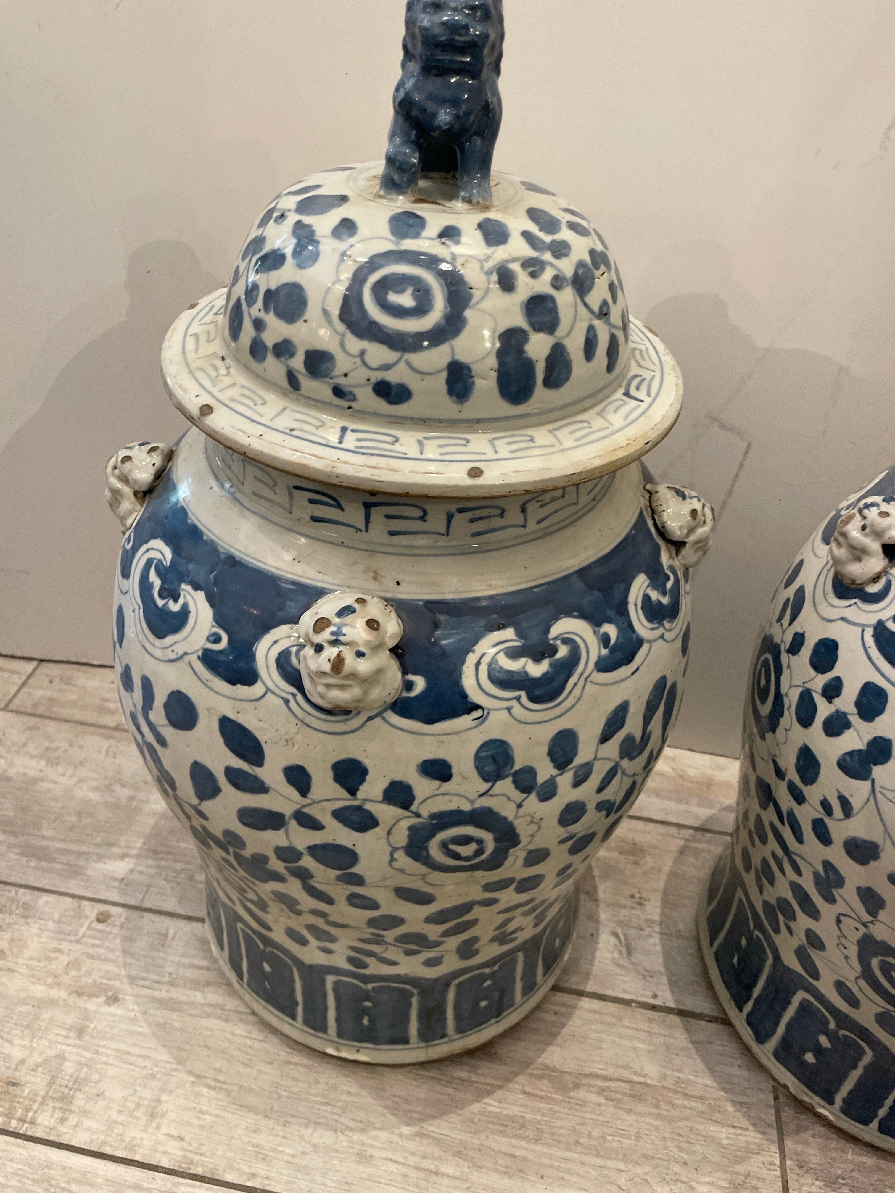 Großes Paar blau-weißer Ingwergefäße mit Foo Dog-Deckeln, Foo Dog im Angebot 3