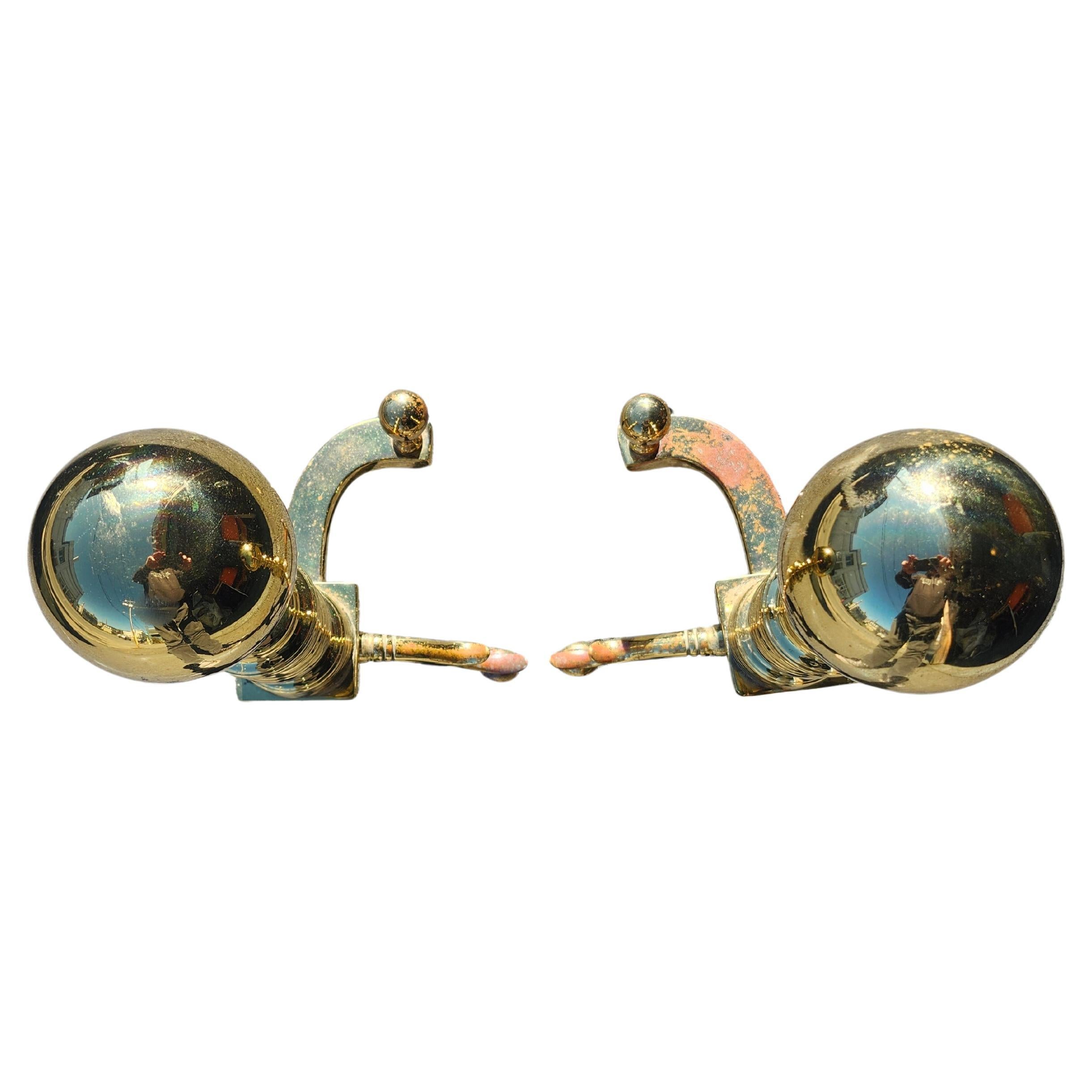 Fabelhaftes Paar Messing Andirons im Chippendale-Stil von Virginia Metalcrafters. Groß und stattlich und aus massivem Messing. Einige Patina auf die Beine, Füße. Ansonsten in ausgezeichnetem Vintage-Zustand mit minimalen Gebrauchsspuren. 