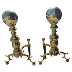 Grande paire de chenets de style Chippendale avec boule Canon