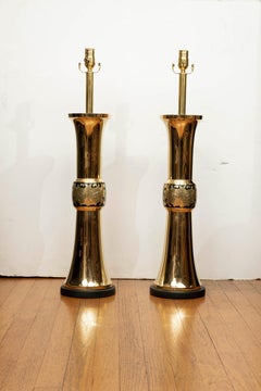 Grande paire de lampes en laiton de James Mont