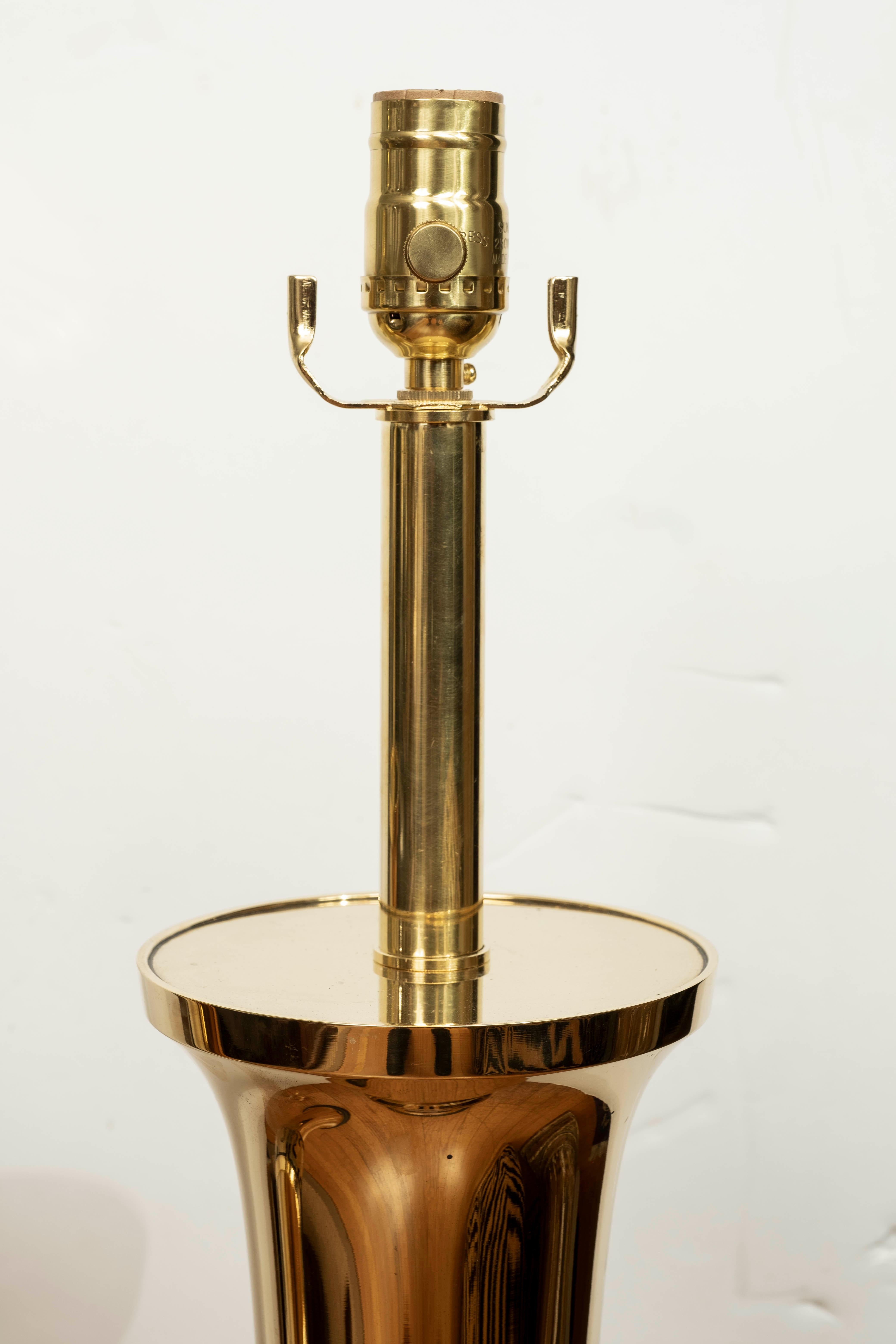 Großes Paar Lampen aus Messing von James Mont (Moderne der Mitte des Jahrhunderts) im Angebot