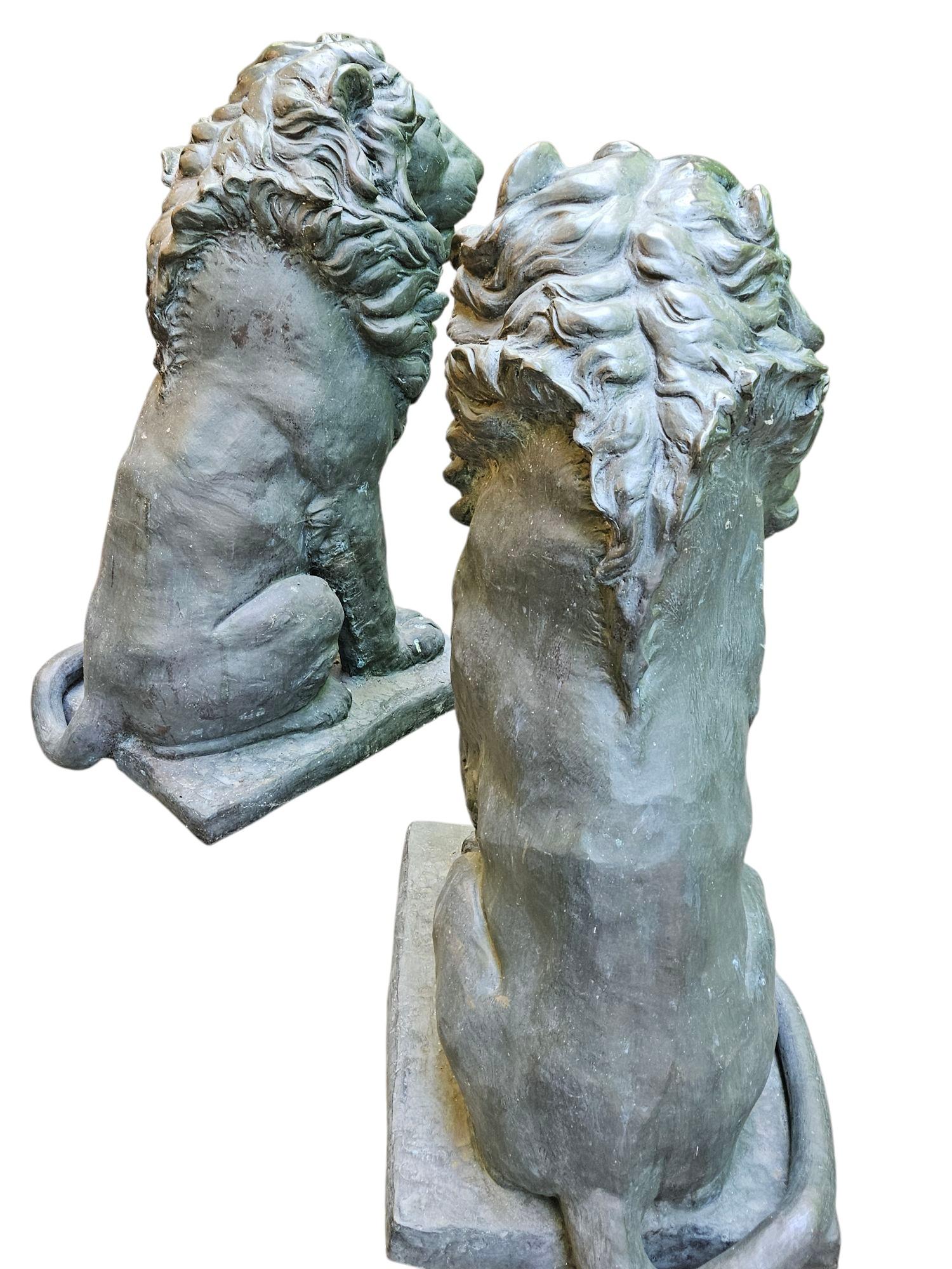Una magnifica coppia di leoni di bronzo
Maniera rinascimentale
Bella patina di Verdi 
Fine del XX secolo