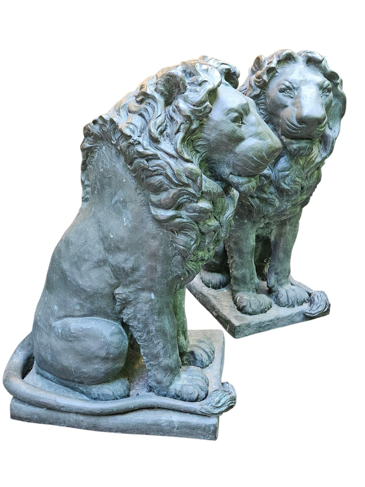 Rinascimento Grande coppia di sculture di leoni in bronzo in vendita