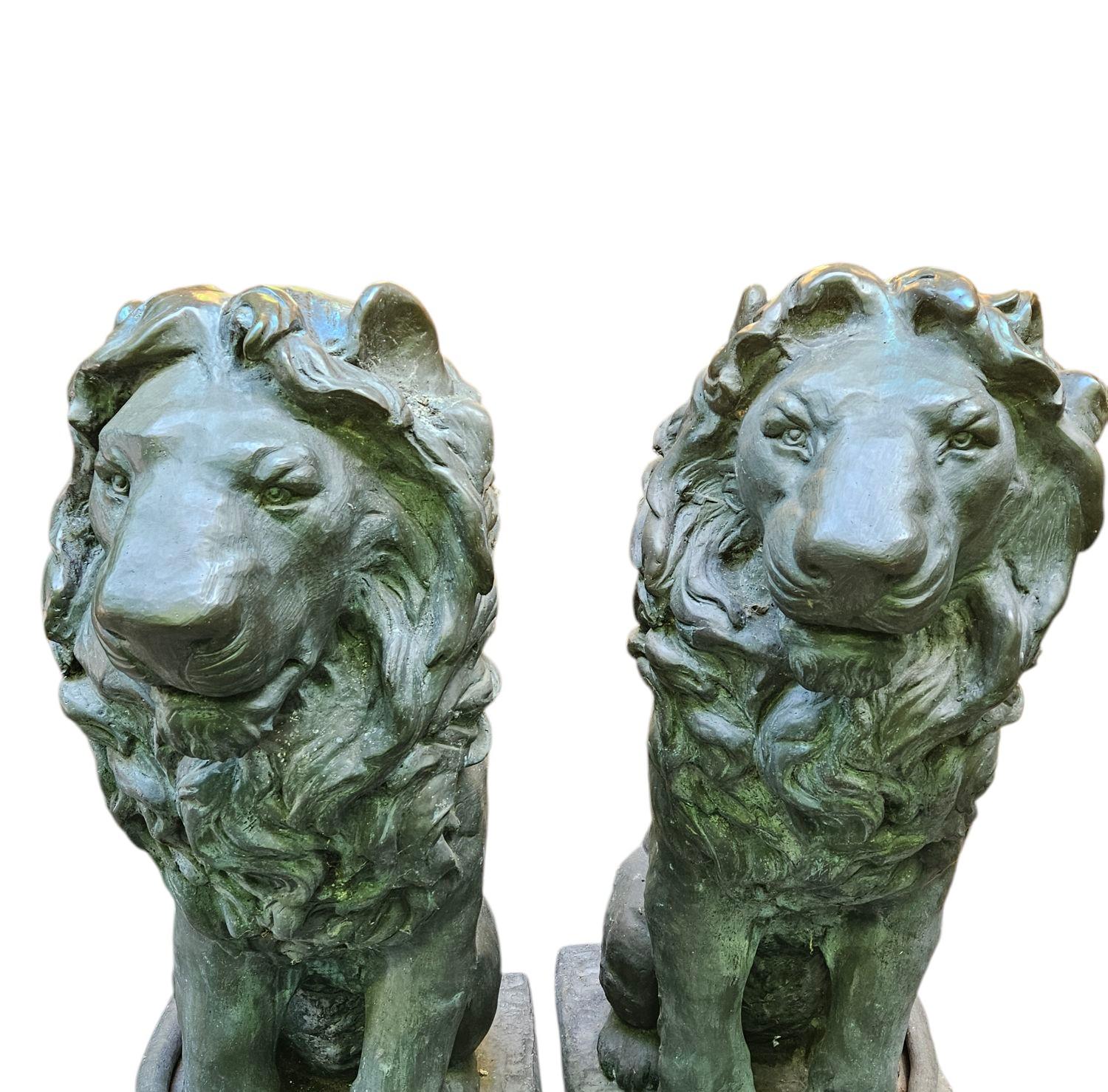 Sconosciuto Grande coppia di sculture di leoni in bronzo in vendita