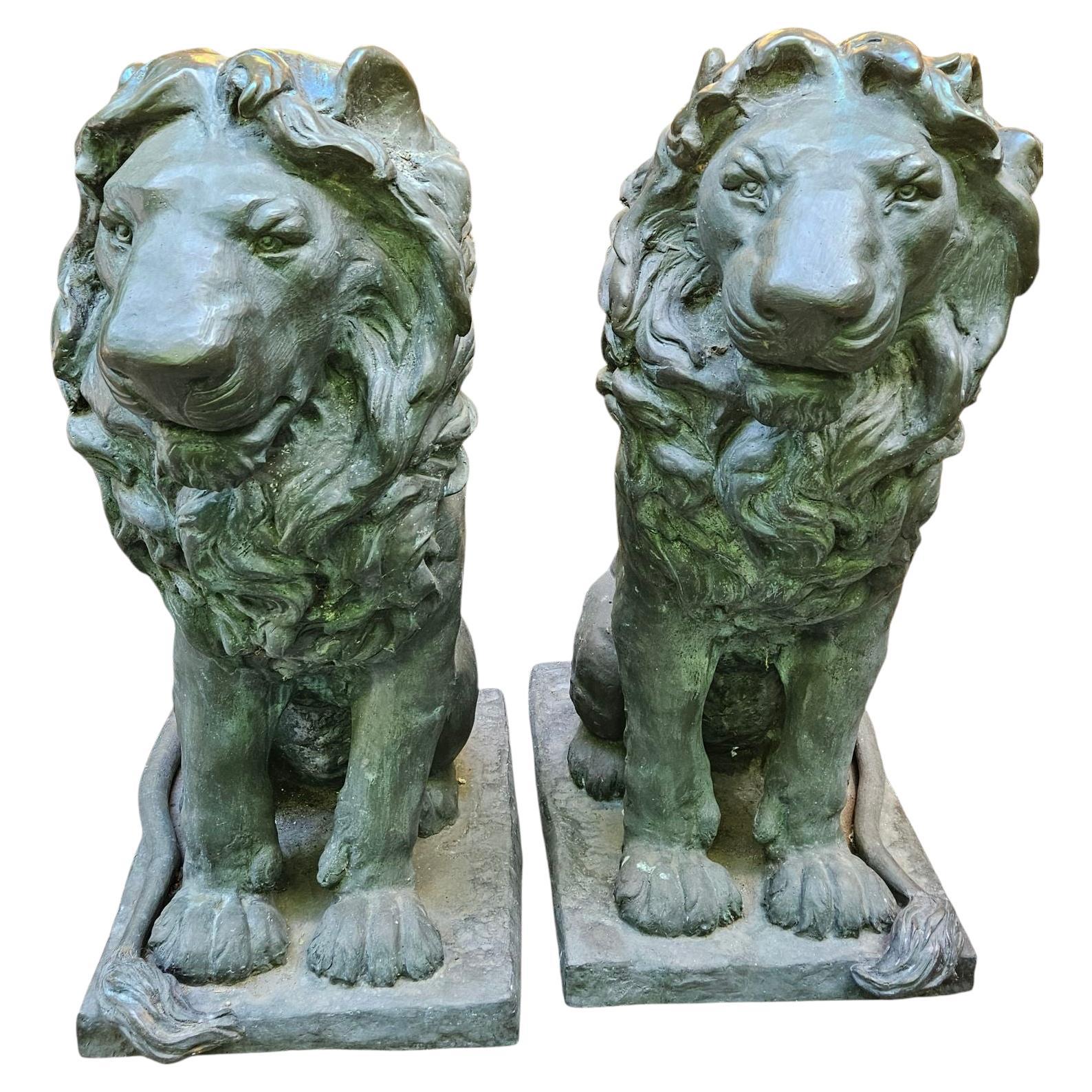 Gran pareja de esculturas de leones de bronce
