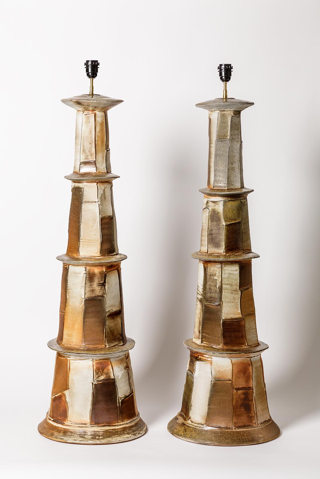 Céramique Grande paire de lampadaires ou lampes de table en grès brun et blanc par Roz en vente