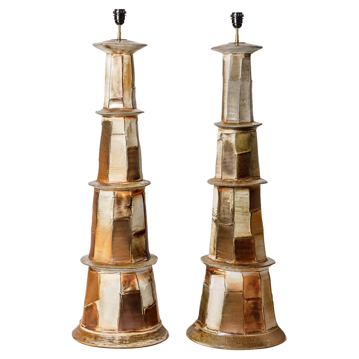 Grande paire de lampadaires ou lampes de table en grès brun et blanc par Roz en vente