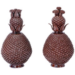 Grande coppia di urne con coperchio in terracotta smaltata marrone con ananas