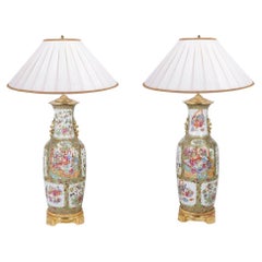 Grande paire de vases / lampes chinois en médaillons roses de Canton, 19ème siècle