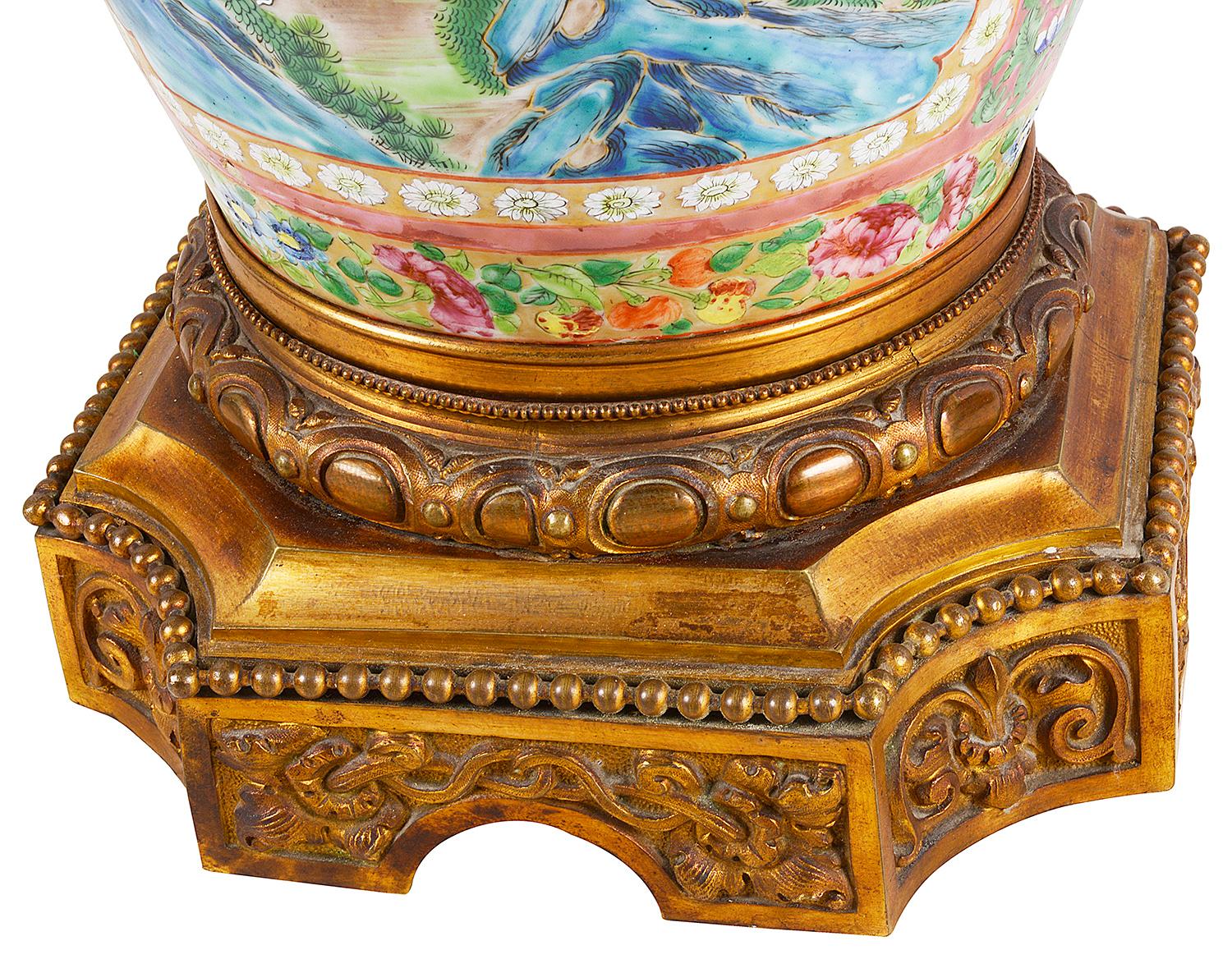 Doré Grande paire de vases ou lampes à médaillon Canton/Rose, 19ème siècle en vente