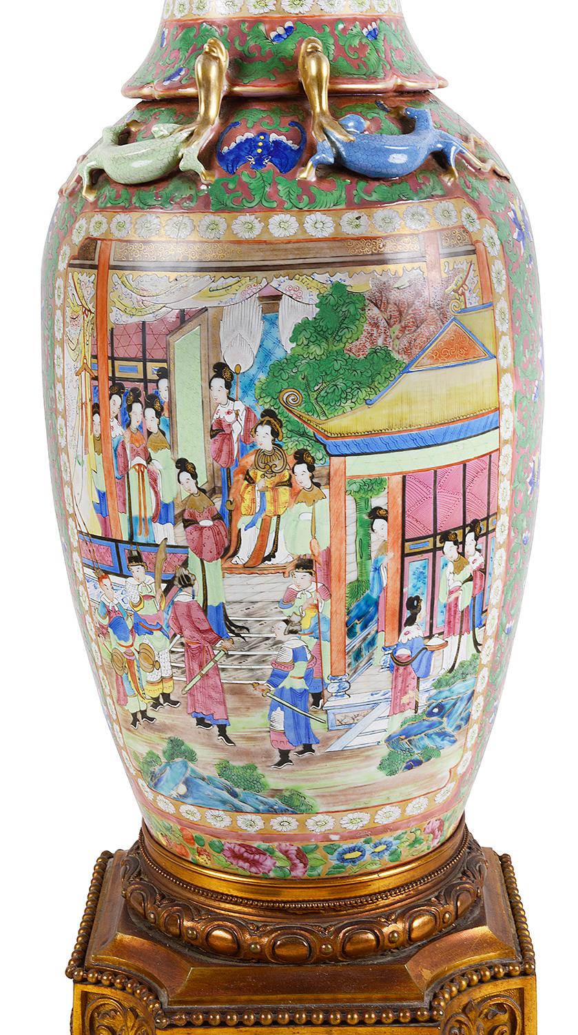 Großes Paar Kanton-/Rosenmedaillon-Vasen oder Lampen, 19. Jahrhundert (Porzellan) im Angebot