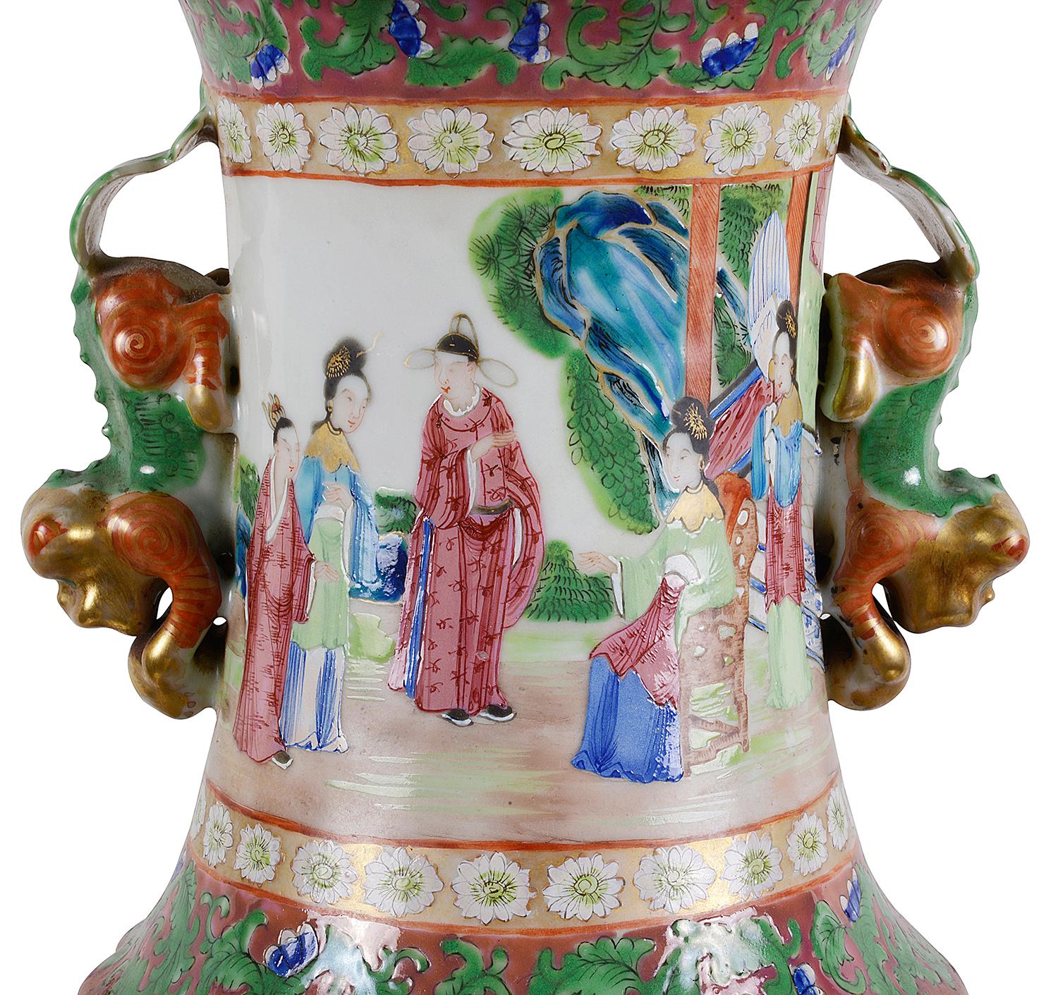 Porcelaine Grande paire de vases ou lampes à médaillon Canton/Rose, 19ème siècle en vente