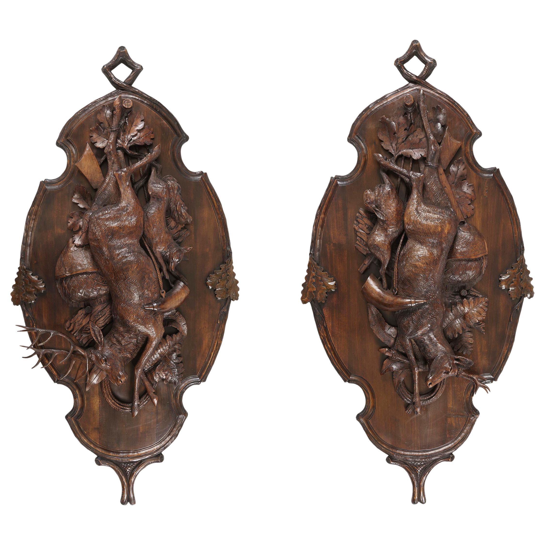 Grande paire de plaques trophées sculptées de Black Forest représentant un cerf, un lièvre et un renard